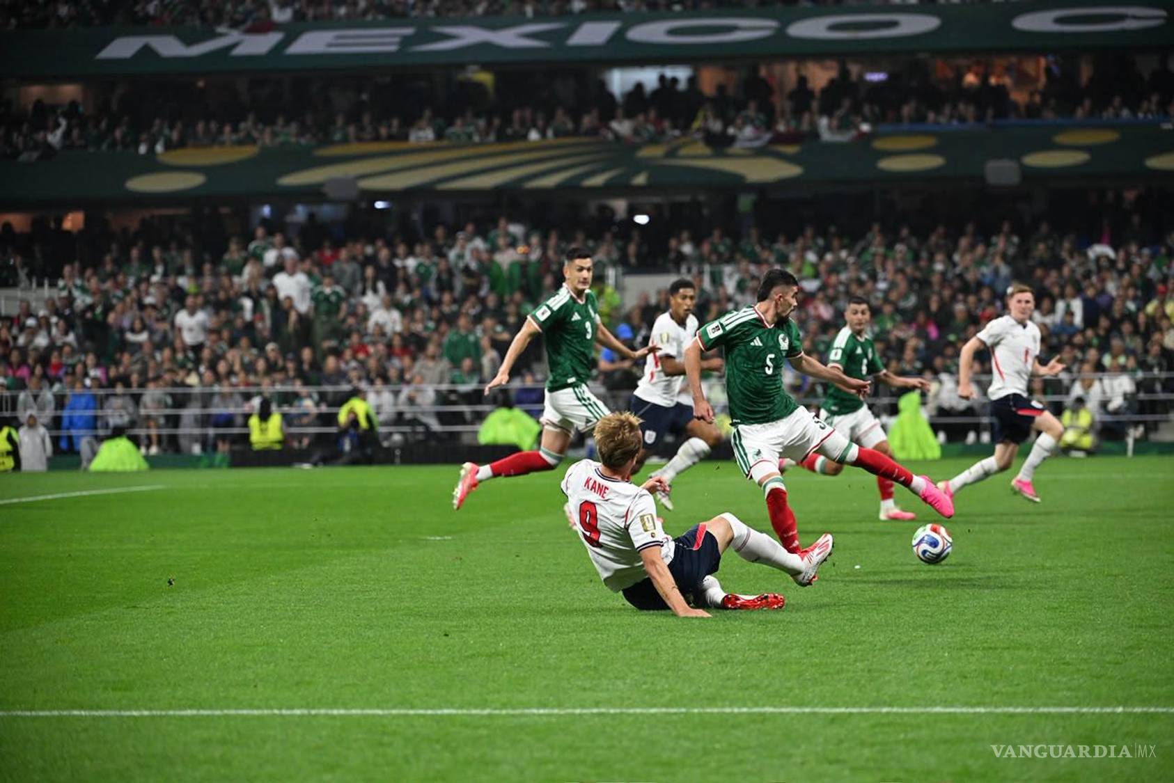 $!Un defensor mexicano despeja el balón antes de que llegue un atacante inglés.