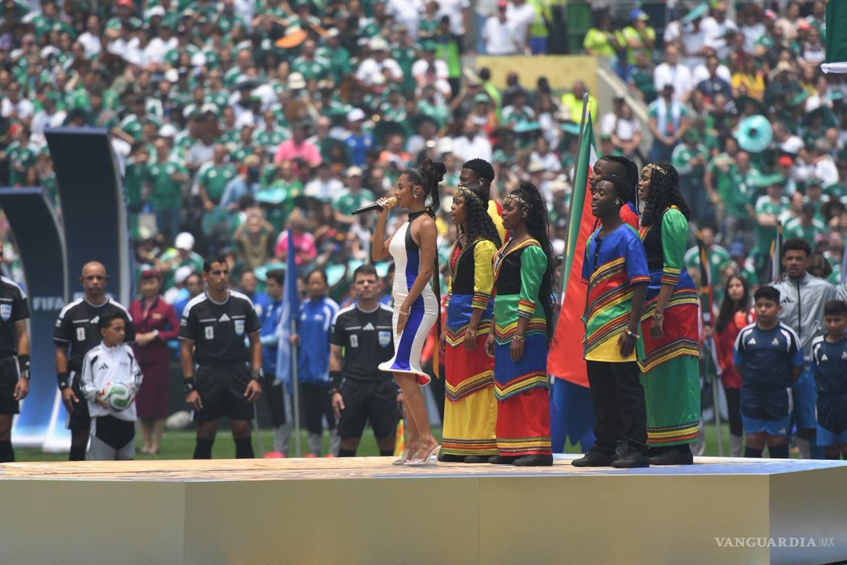 $!El talento sobre el escenario abrió paso a la competencia deportiva.