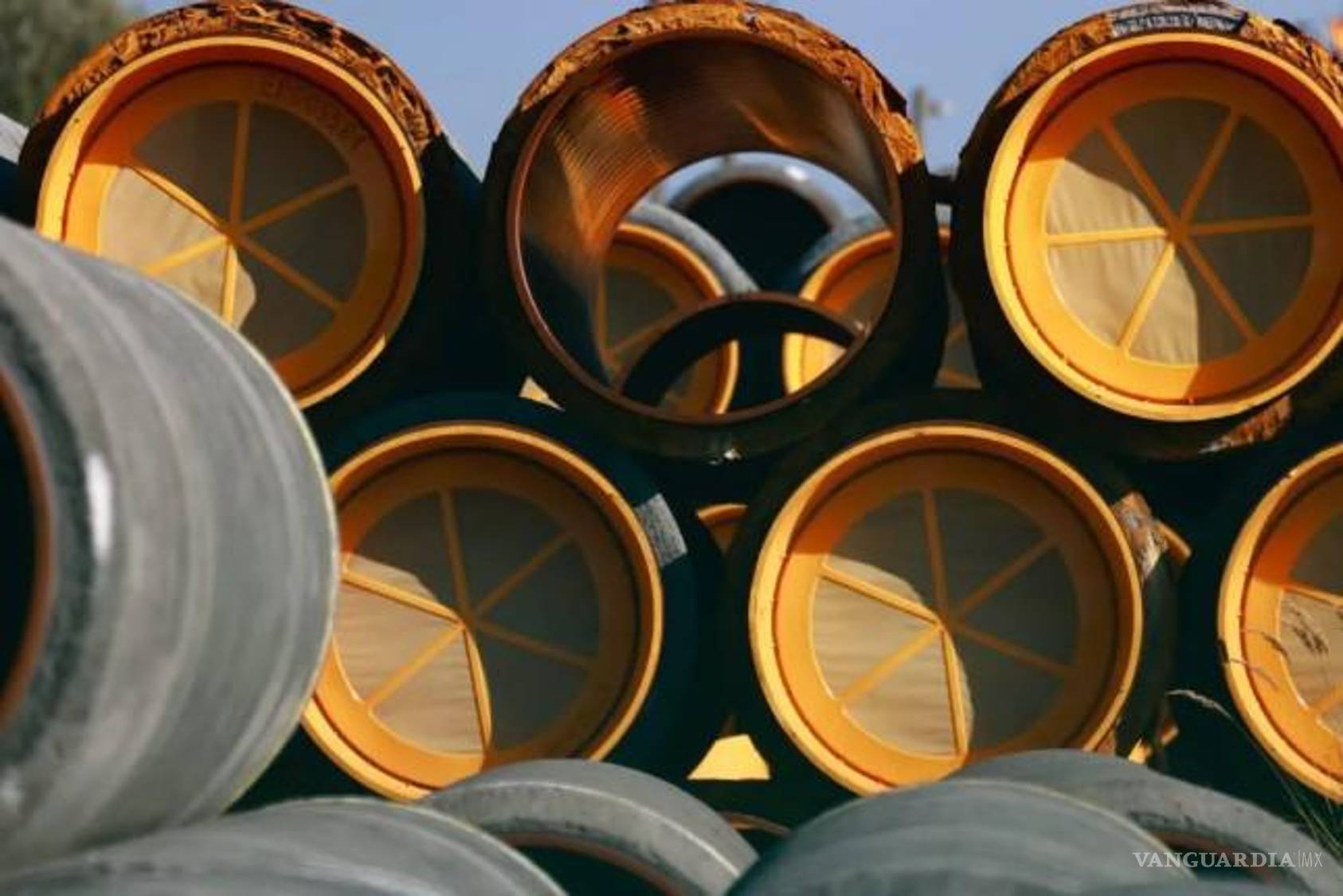 $!Si bien un acuerdo sobre gas complacería al Kremlin, dividiría a la opinión pública alemana, que está dividida sobre la compra de energía rusa, y a Europa, donde Polonia y los estados bálticos son particularmente vulnerables a Rusia y rechazan los vínculos energéticos.