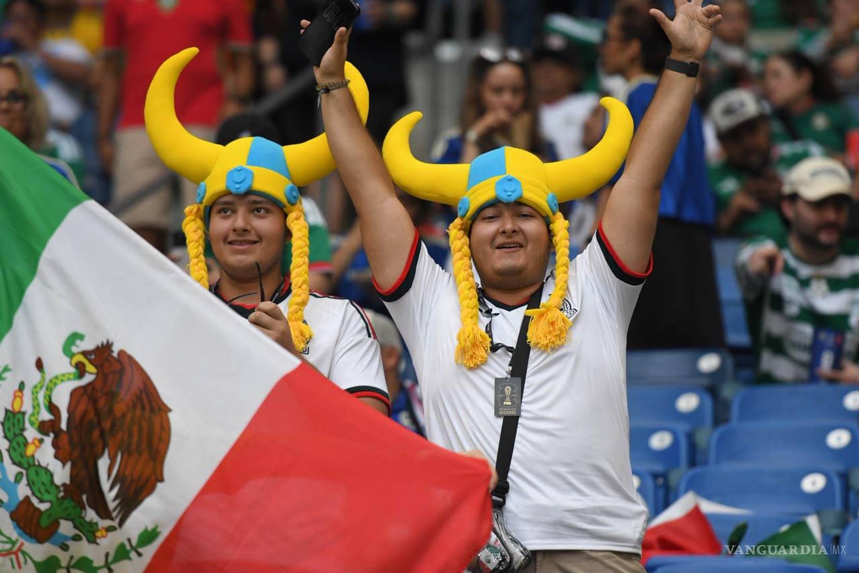 $!Trenzas rubias, sombreros con cuernos y cánticos constantes marcaron la presencia de los llamados “Vikingos Amarillos” en las tribunas del Gigante de Acero.