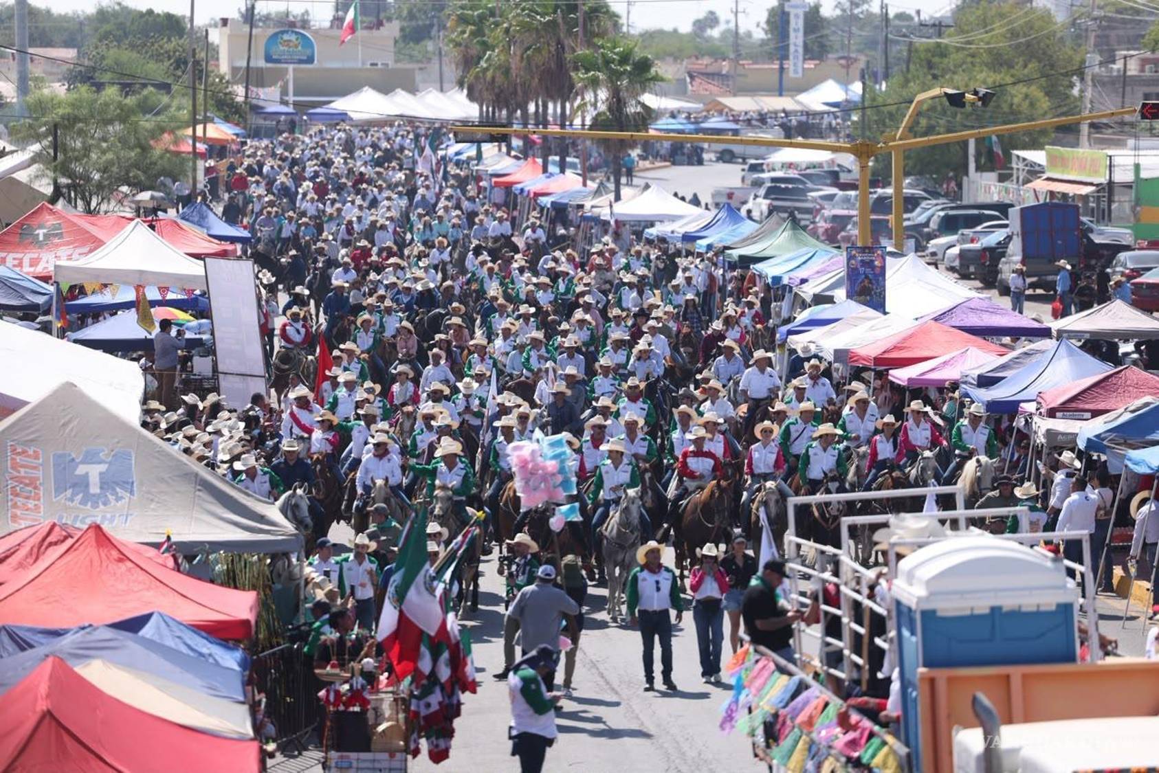 $!Miles de jinetes participaron en la Gran Cabalgata Sabinas 2026, que partió del rancho San José.
