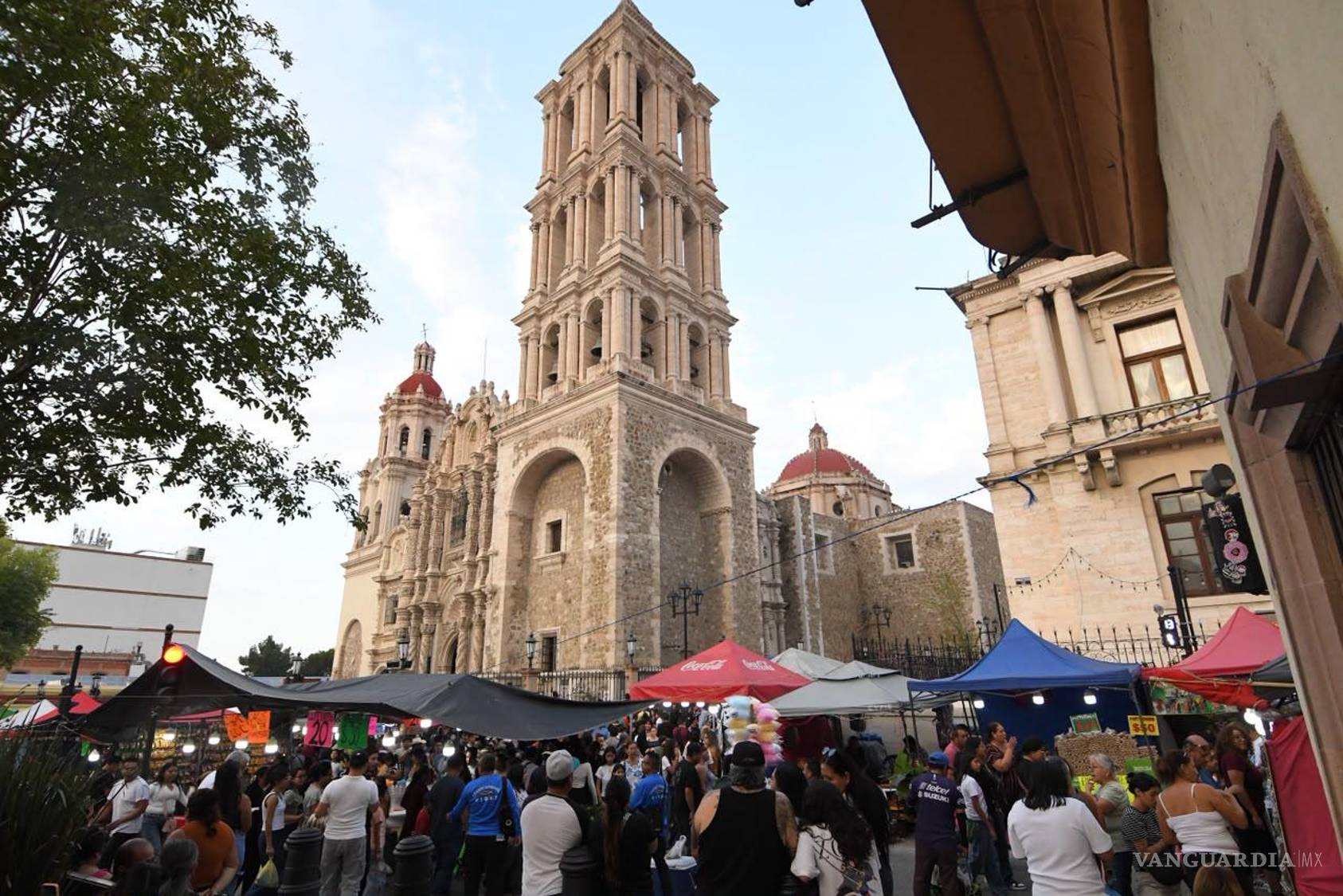 $!Familias completas recorrieron el primer cuadro de la ciudad para participar en las actividades religiosas y disfrutar de la verbena popular.