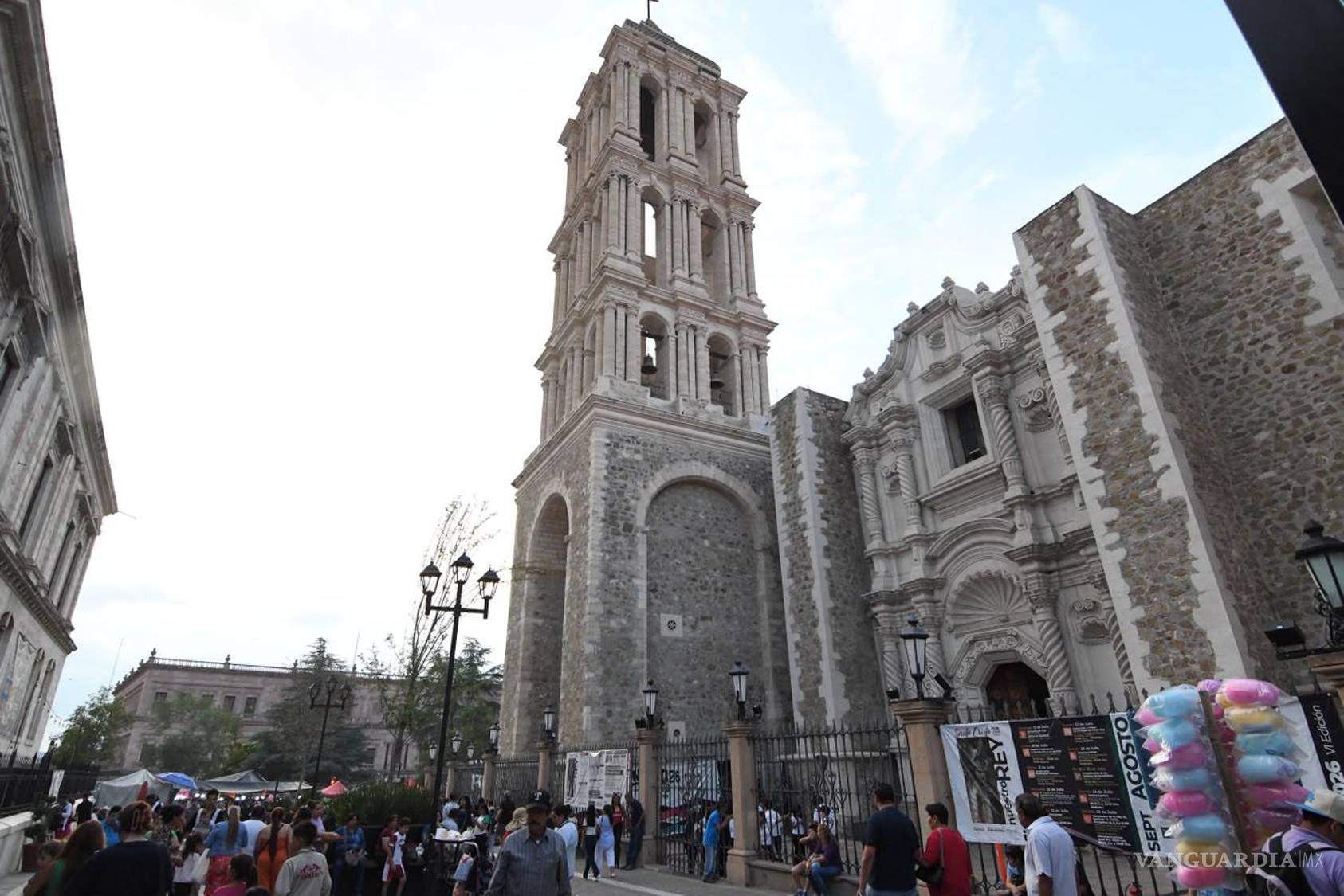 $!El atrio de la Catedral fue escenario de expresiones de fe, música y danzas tradicionales durante la festividad religiosa.