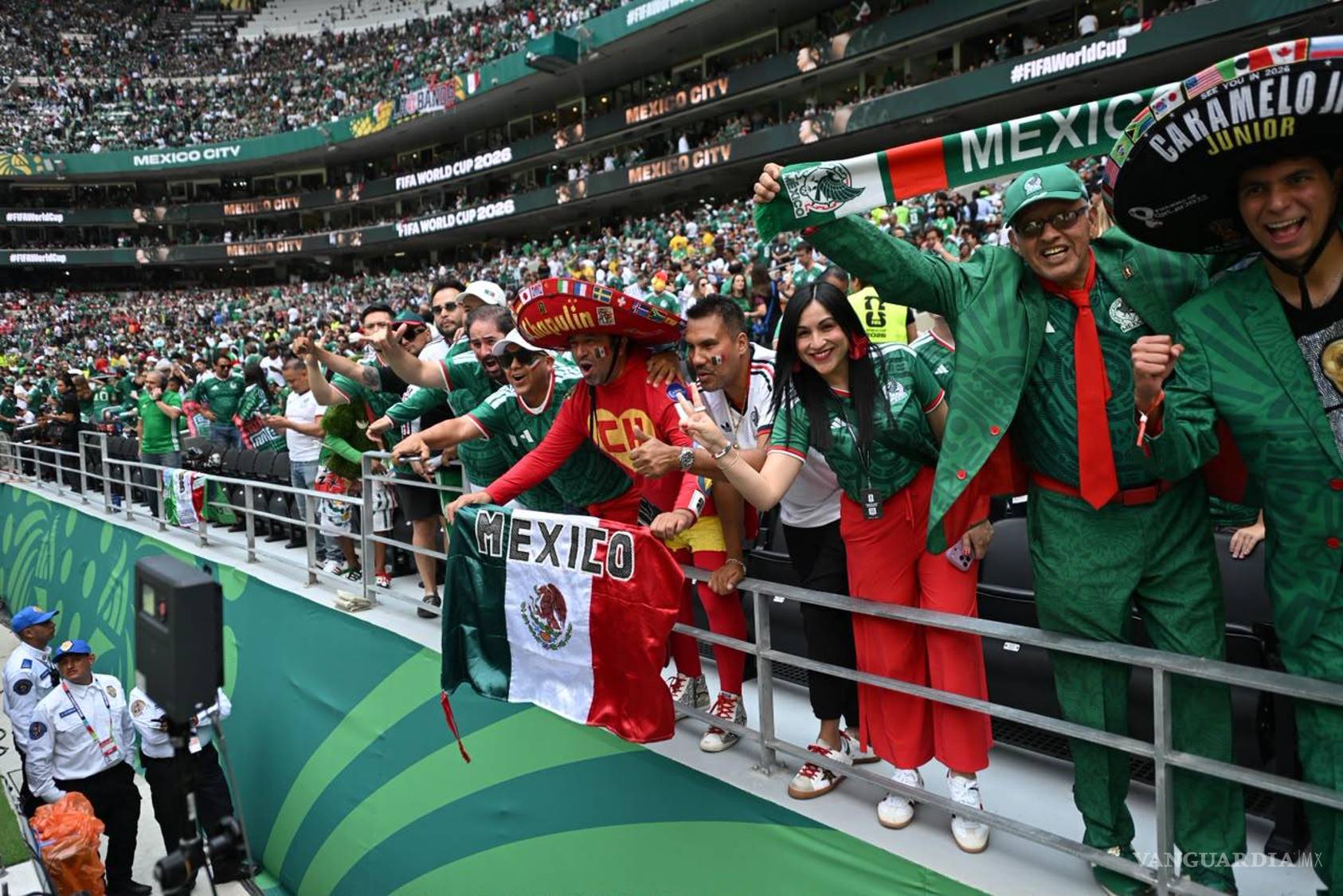 $!La afición mexicana celebró el primer gol del momento.