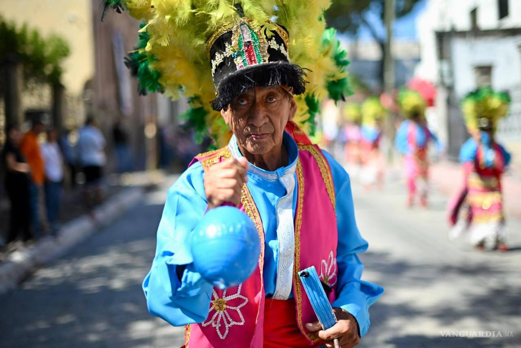 $!Con penachos, cascabeles, tambores y estandartes, los grupos de danza avanzaron desde el Ojo de Agua hasta la Catedral de Santiago.