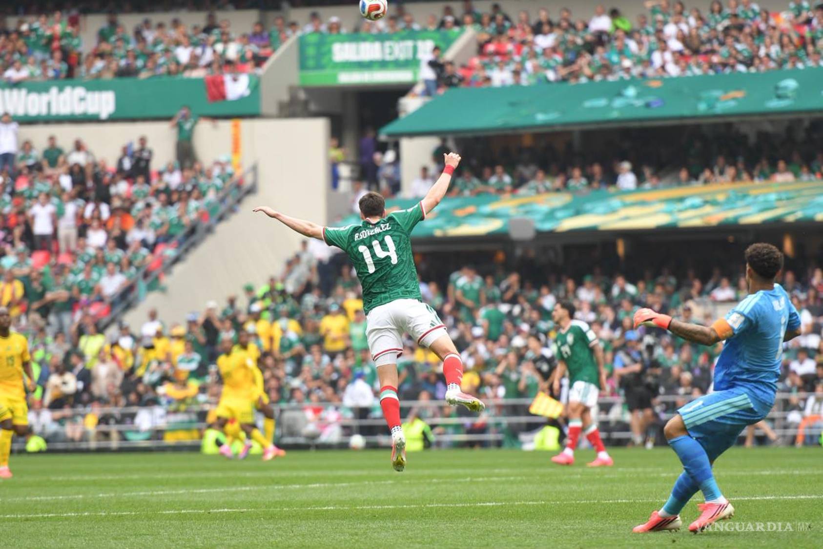 $!Disputa intensa en el mediocampo durante el encuentro inaugural.