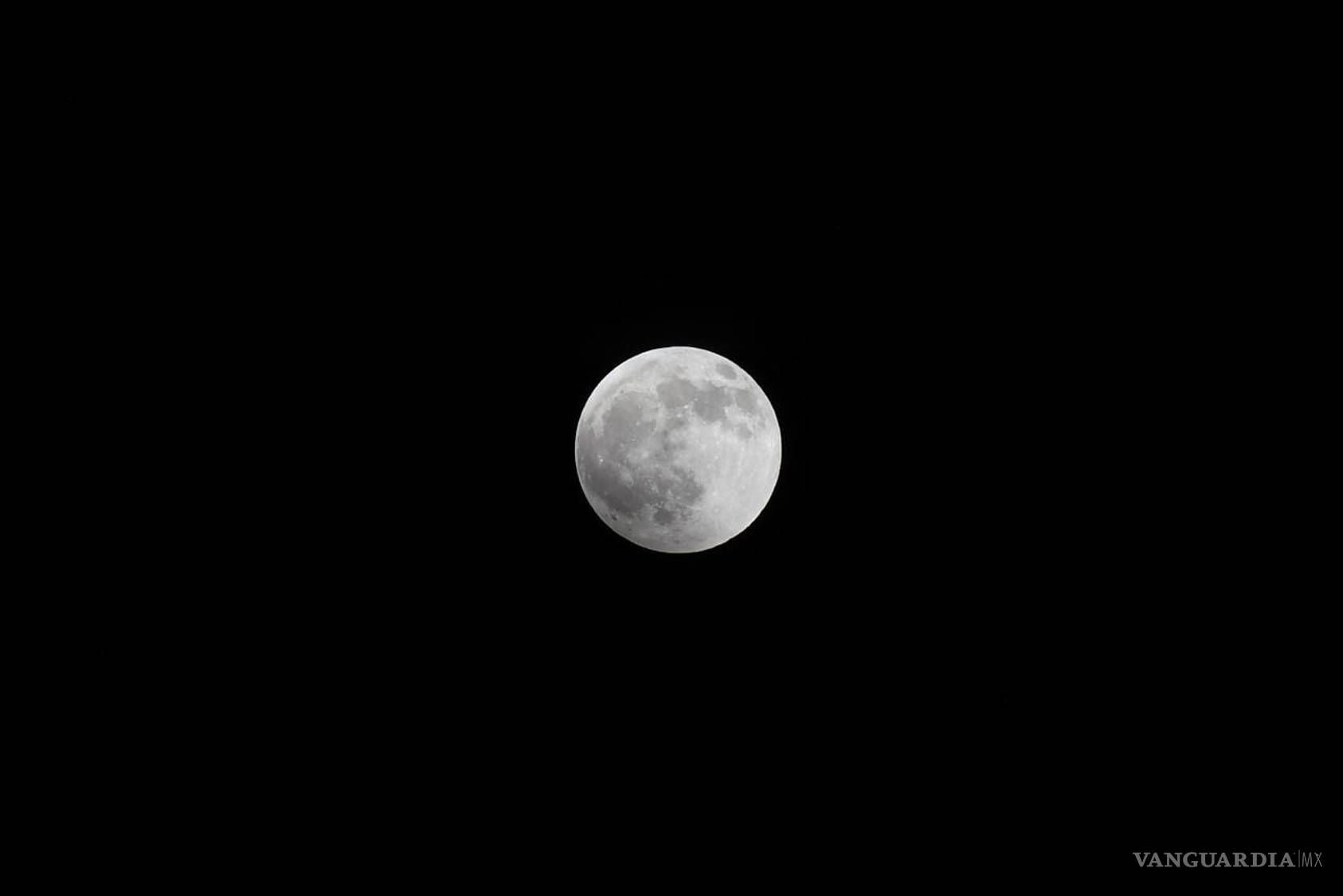 $!Antes y después del eclipse, la Luna recuperó su brillo blanco habitual en el cielo nocturno de Saltillo.