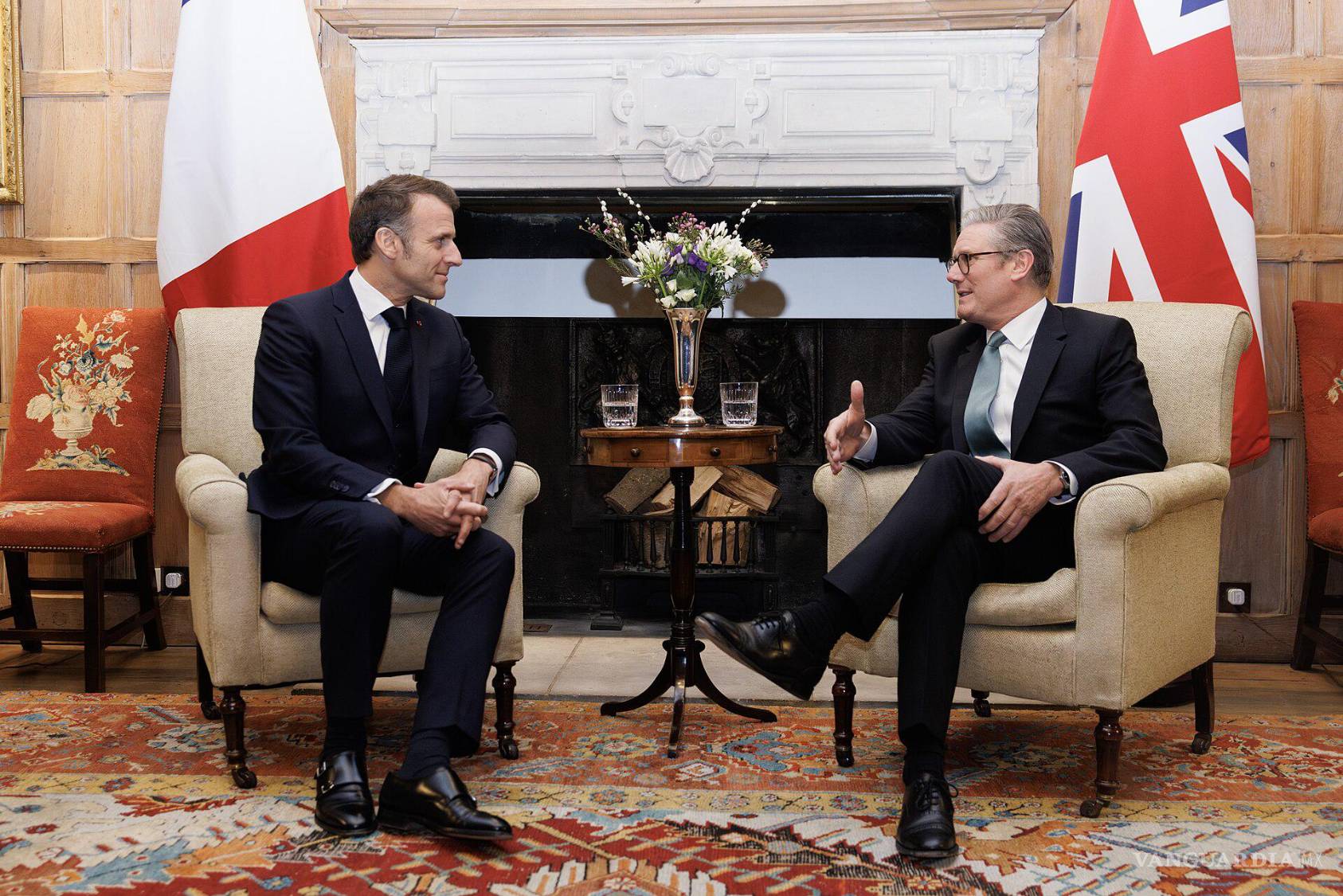 $!Emmanuel Macron y Keir Starmer firmaron el acuerdo migratorio durante una visita de Estado en 2025.