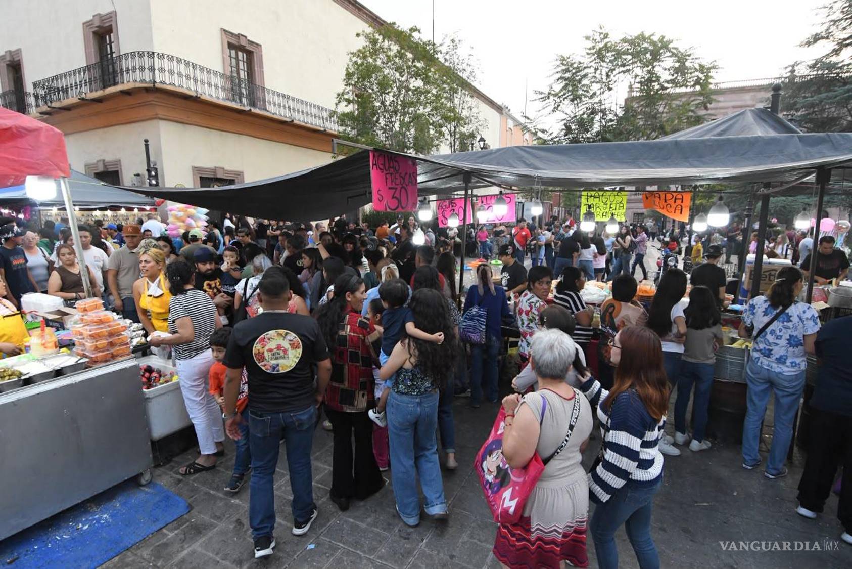 $!Los alrededores de la Catedral se llenaron de puestos con antojitos, dulces tradicionales, artículos religiosos y productos para los visitantes.