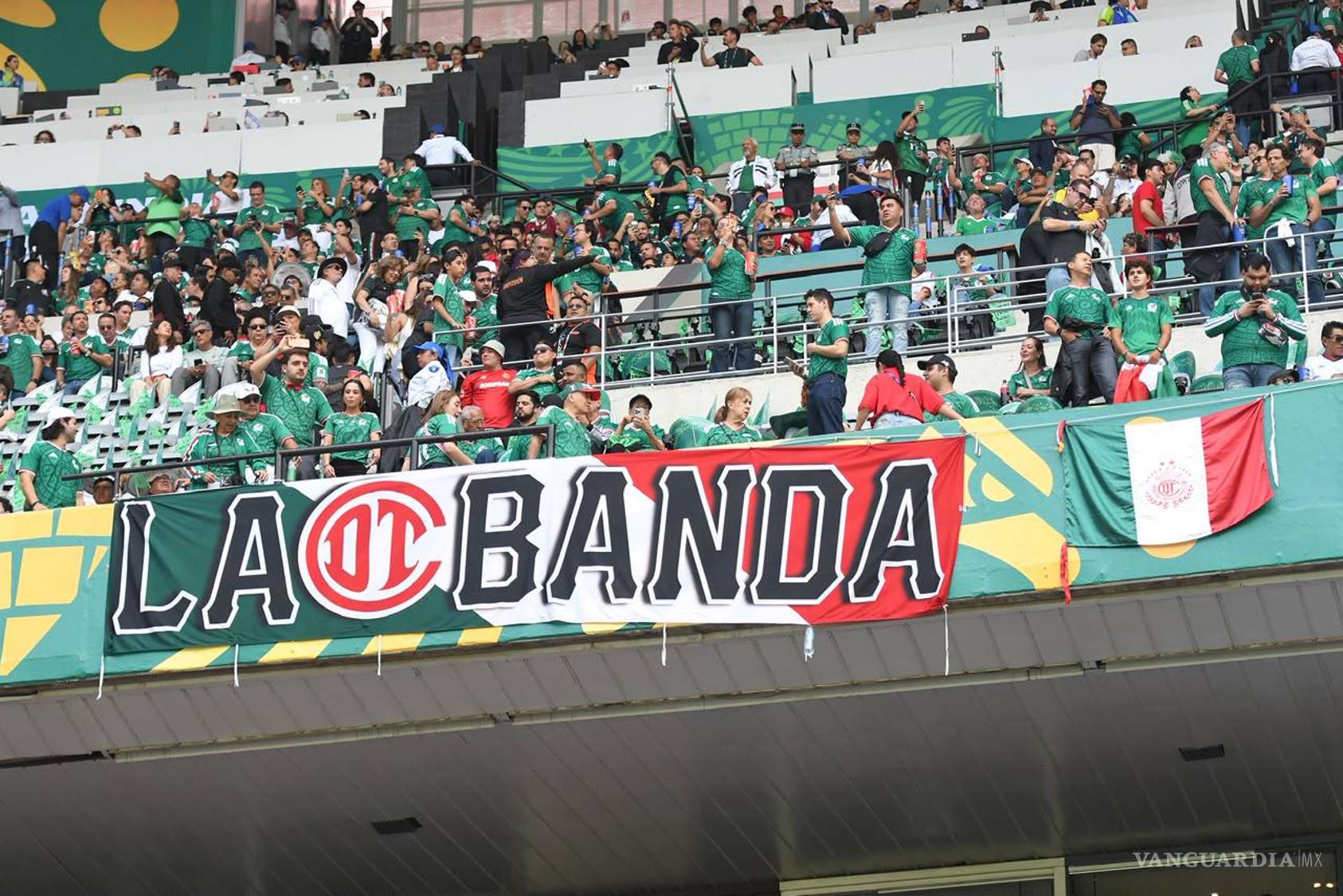 $!El ambiente festivo se apodera de todo el estadio.