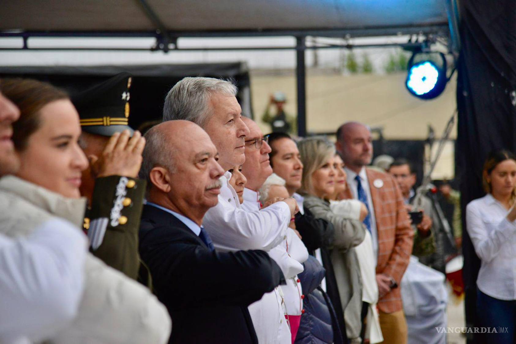 $!El público entona el Himno Nacional en el evento conmemorativo del 447 aniversario de Saltillo.