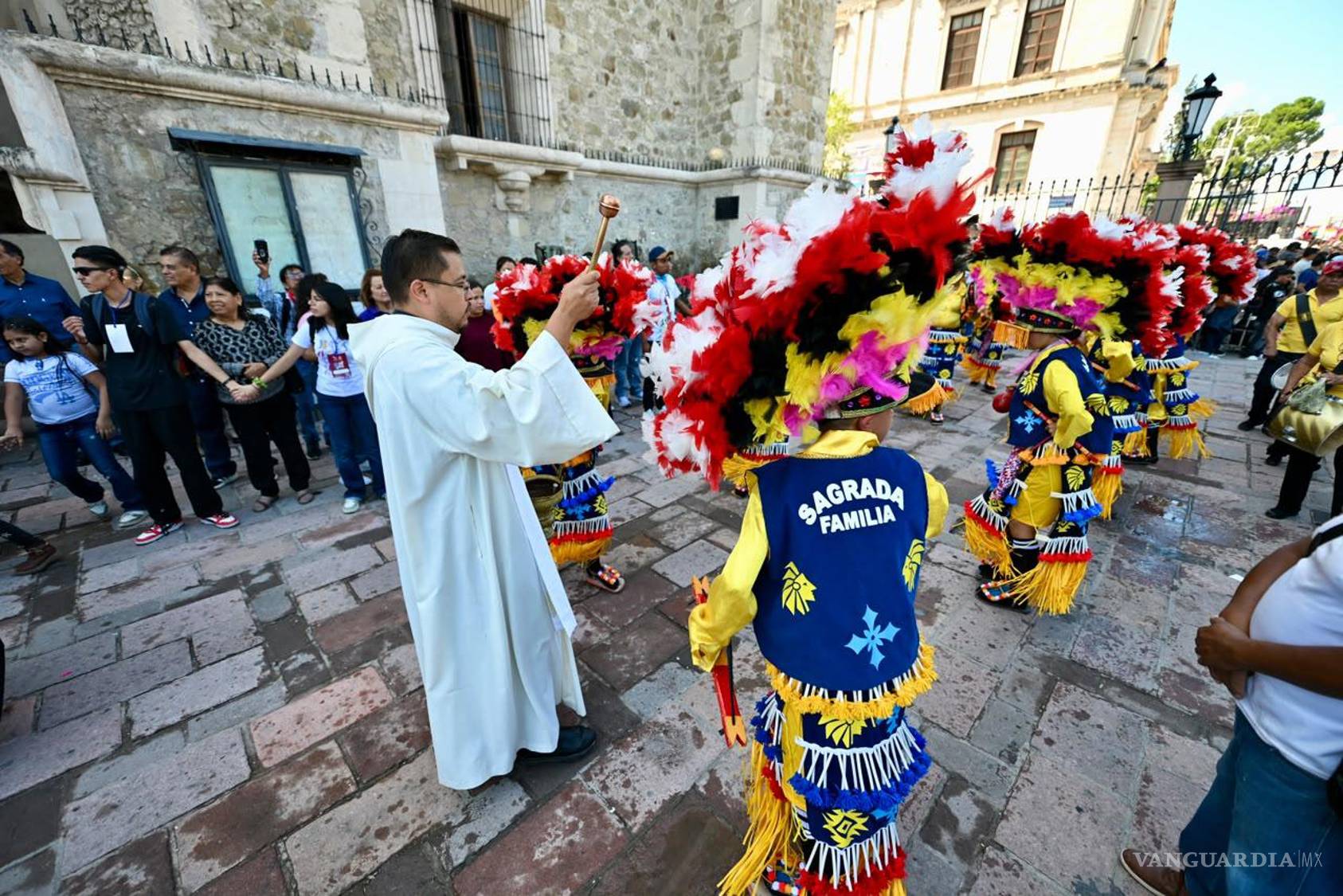 $!La tradición de los matlachines continúa transmitiéndose de generación en generación, fortaleciendo el patrimonio cultural y religioso de Saltillo.