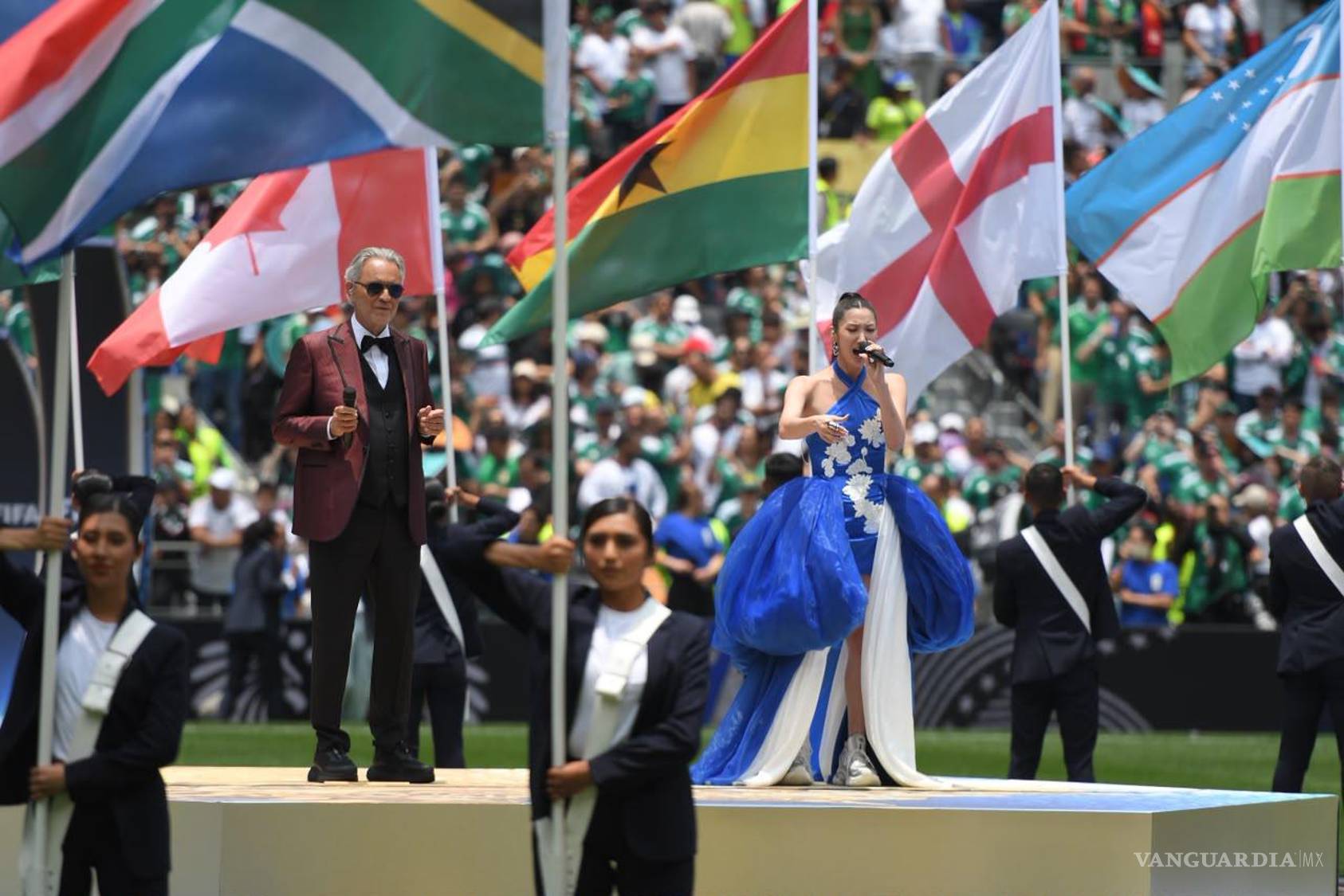 $!El espectáculo abrió oficialmente la máxima fiesta del futbol.
