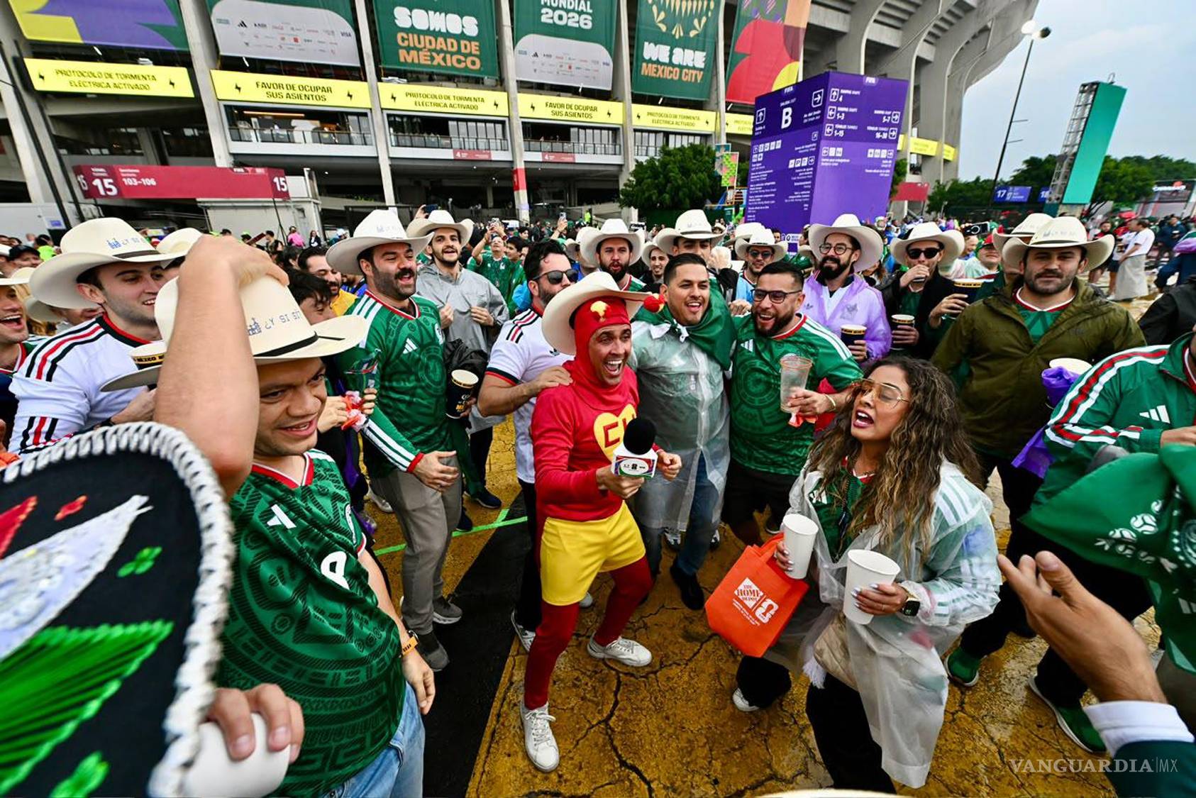$!Un espectacular ambiente envuelve el estadio antes del arranque del compromiso entre México e Inglaterra.