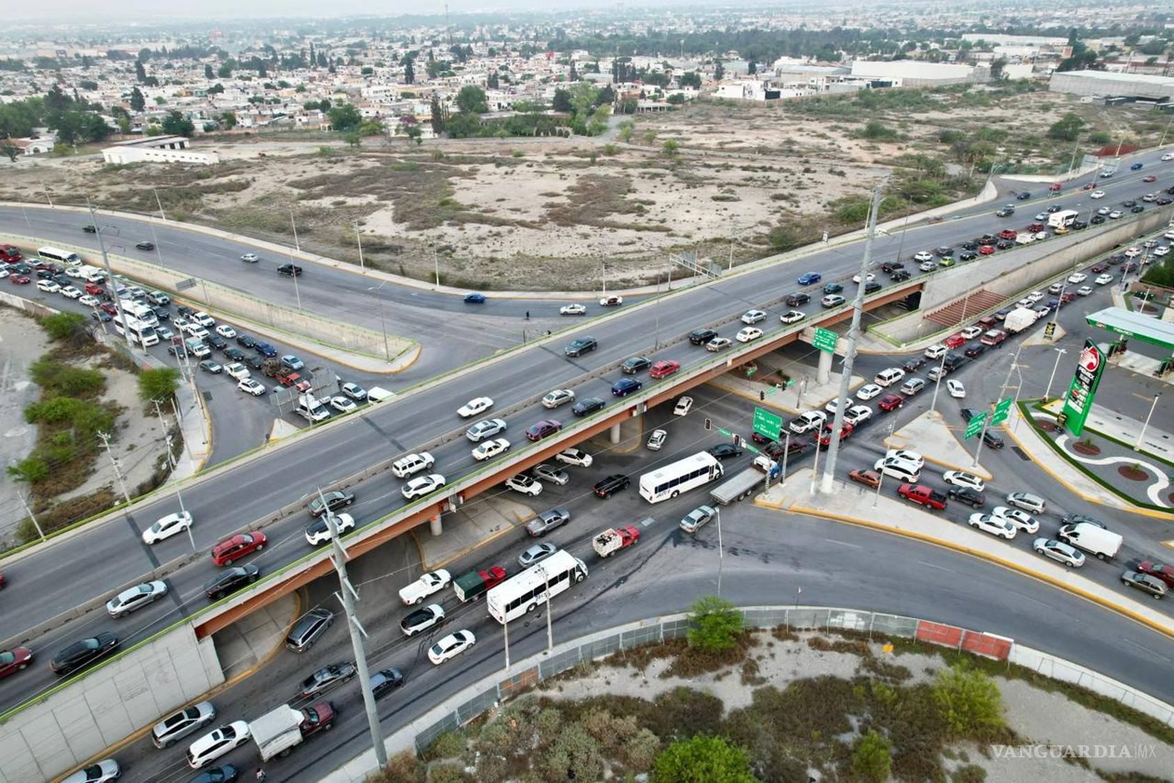$!El congestionamiento vial se extendió a distintos sectores de la ciudad mientras continuaba la manifestación frente a la Comandancia Municipal.