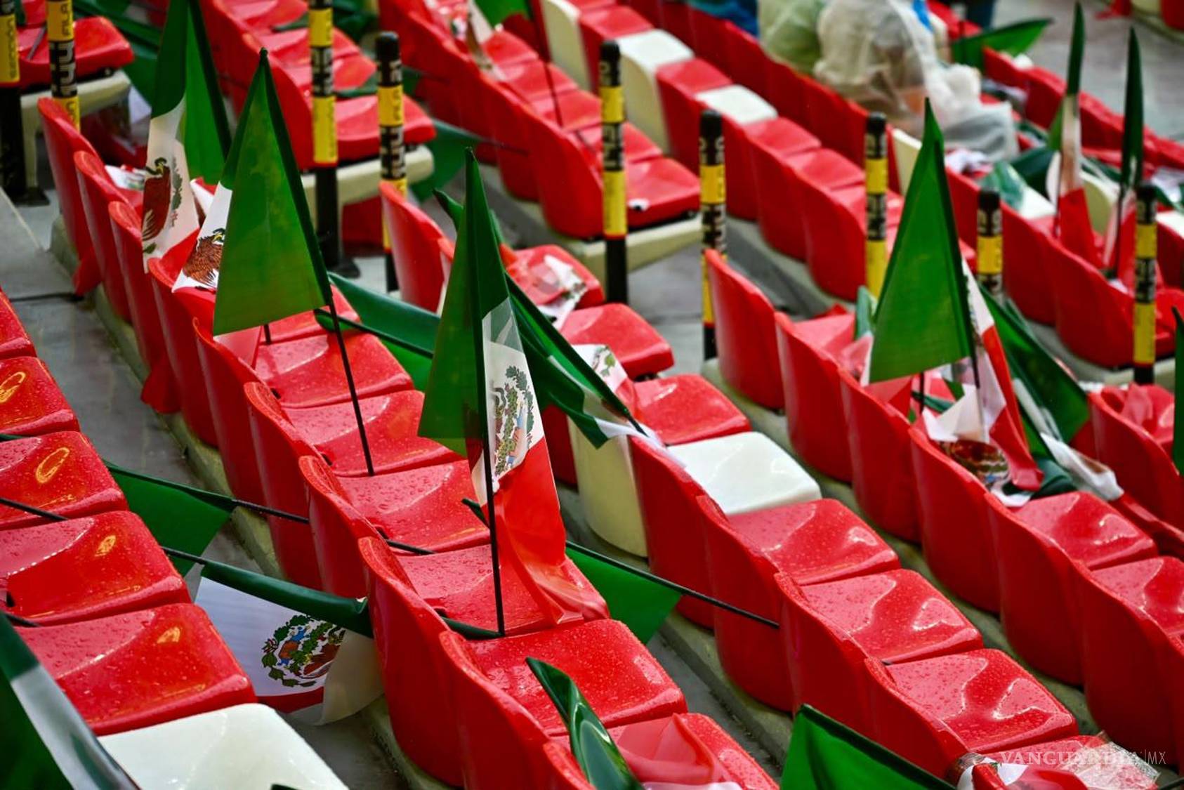 $!Aficionados ingresaron al Estadio CDMX entre banderas y camisetas verdes, en la previa del México vs Inglaterra de Octavos de Final.