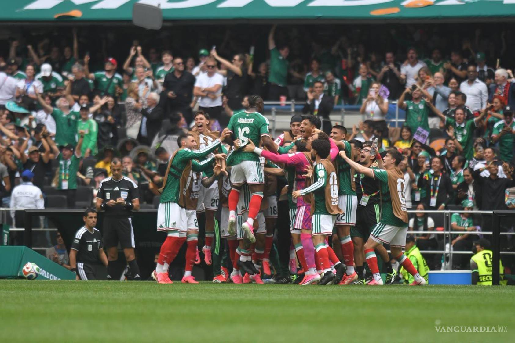 $!La Selección Nacional celebra el primer gol.