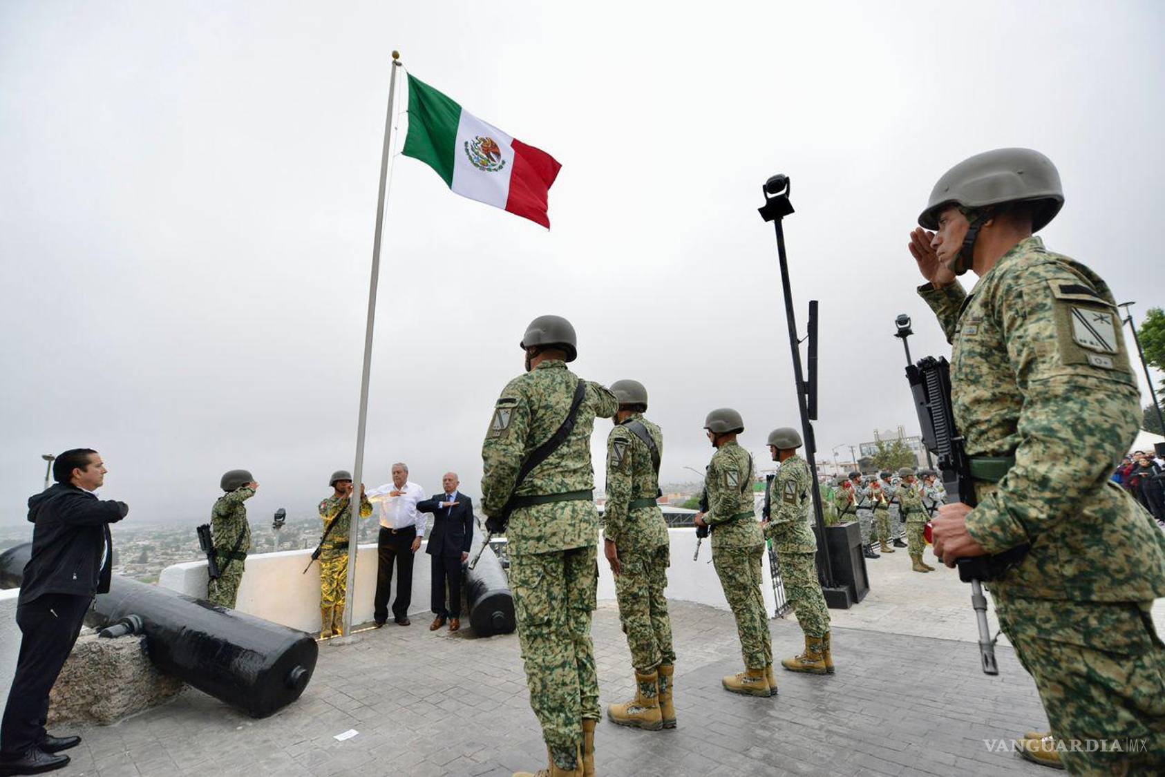 $!Óscar Pimentel González, secretario de Gobierno, destaca los avances en seguridad y desarrollo de Saltillo durante el evento.