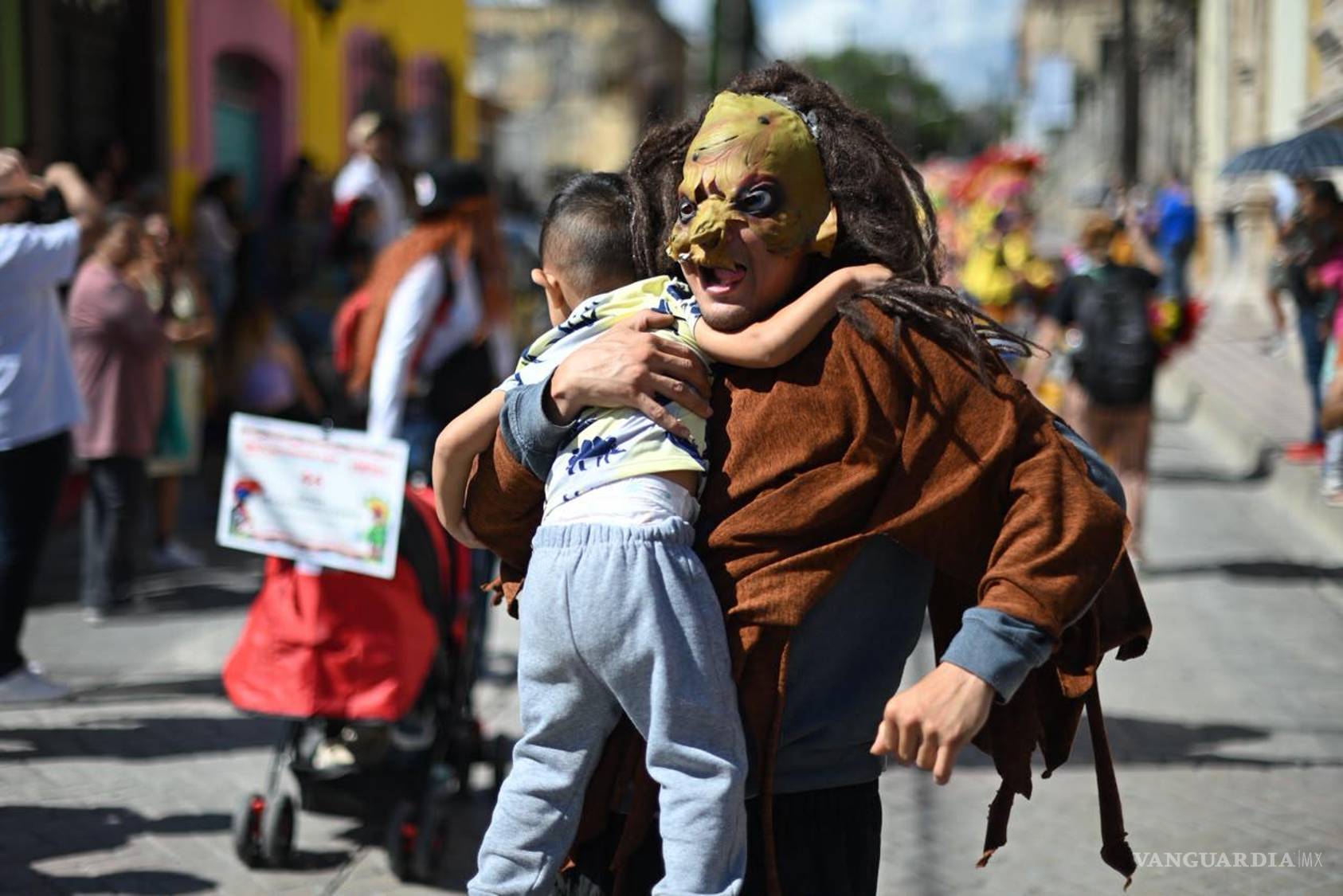 $!Familias enteras siguieron el recorrido por las calles del Centro Histórico, donde la Matlachinada volvió a congregar a cientos de espectadores.