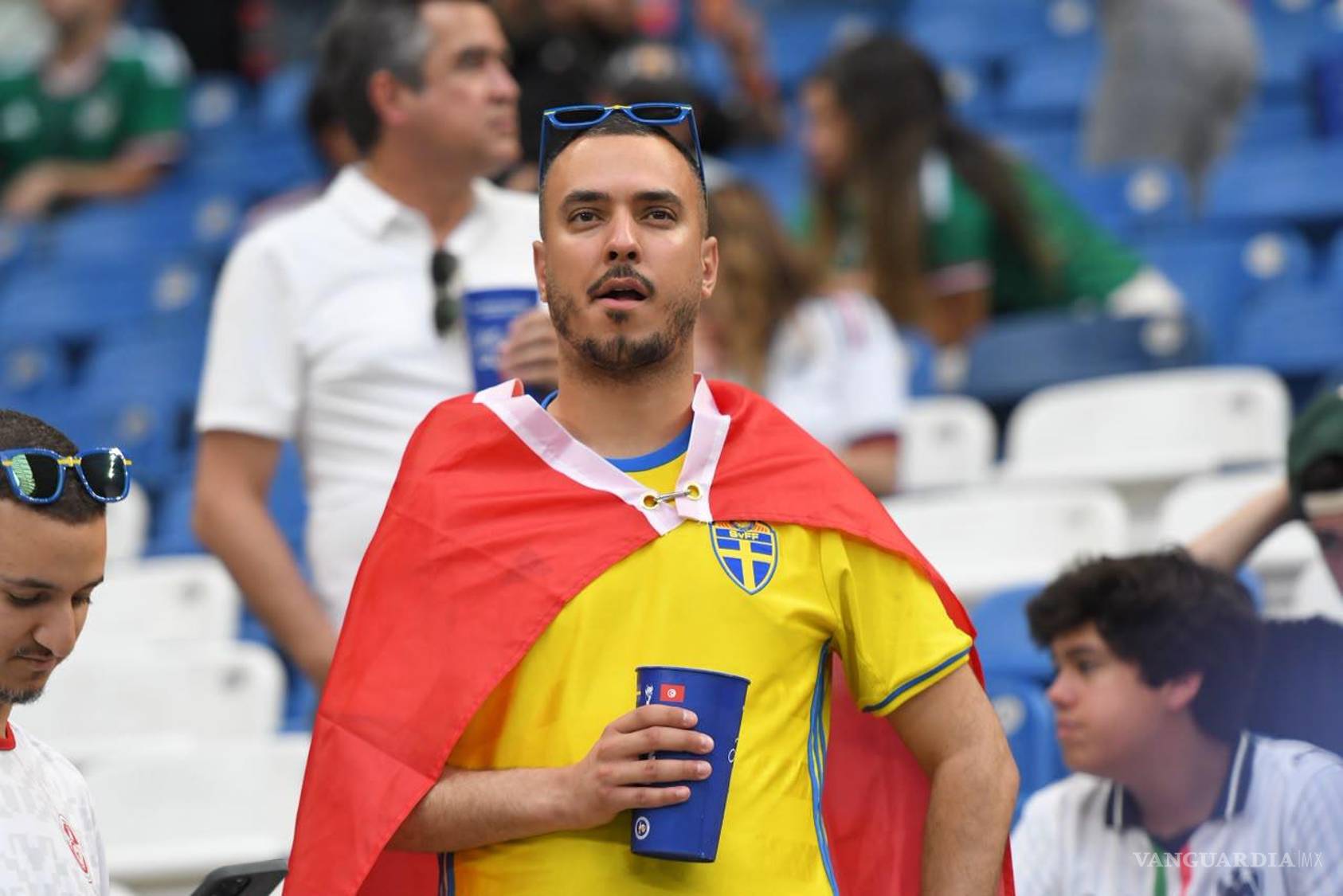 $!La afición sueca convirtió el Estadio Monterrey en una extensión de Estocolmo, con miles de seguidores vestidos de amarillo para apoyar a su selección en el debut mundialista ante Túnez.