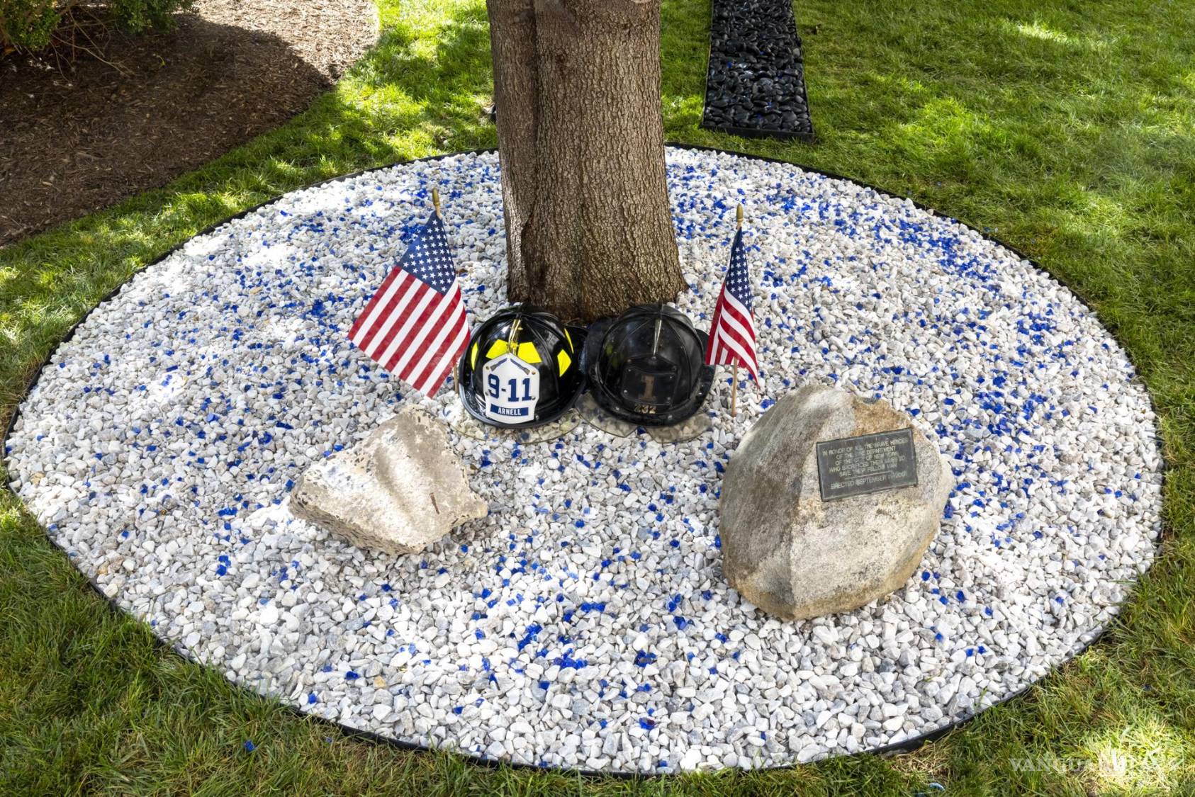 $!Fragmentos de granito recuperados de los escombros del World Trade Center se exhiben en la ceremonia “Nunca olvidar: 11 de septiembre de 2001, veinticinco años después” en el Departamento de Justicia, en Washington.
