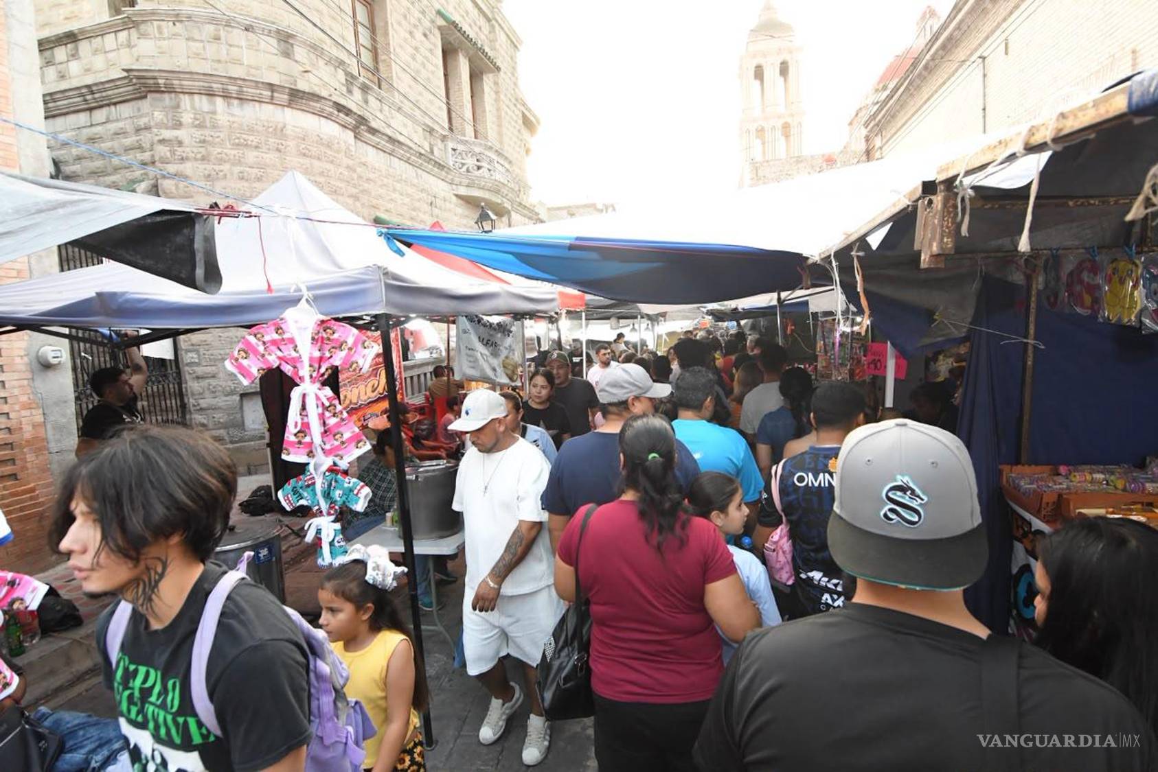 $!La celebración reunió a generaciones de familias saltillenses que mantienen viva la tradición del Santo Cristo de la Capilla.