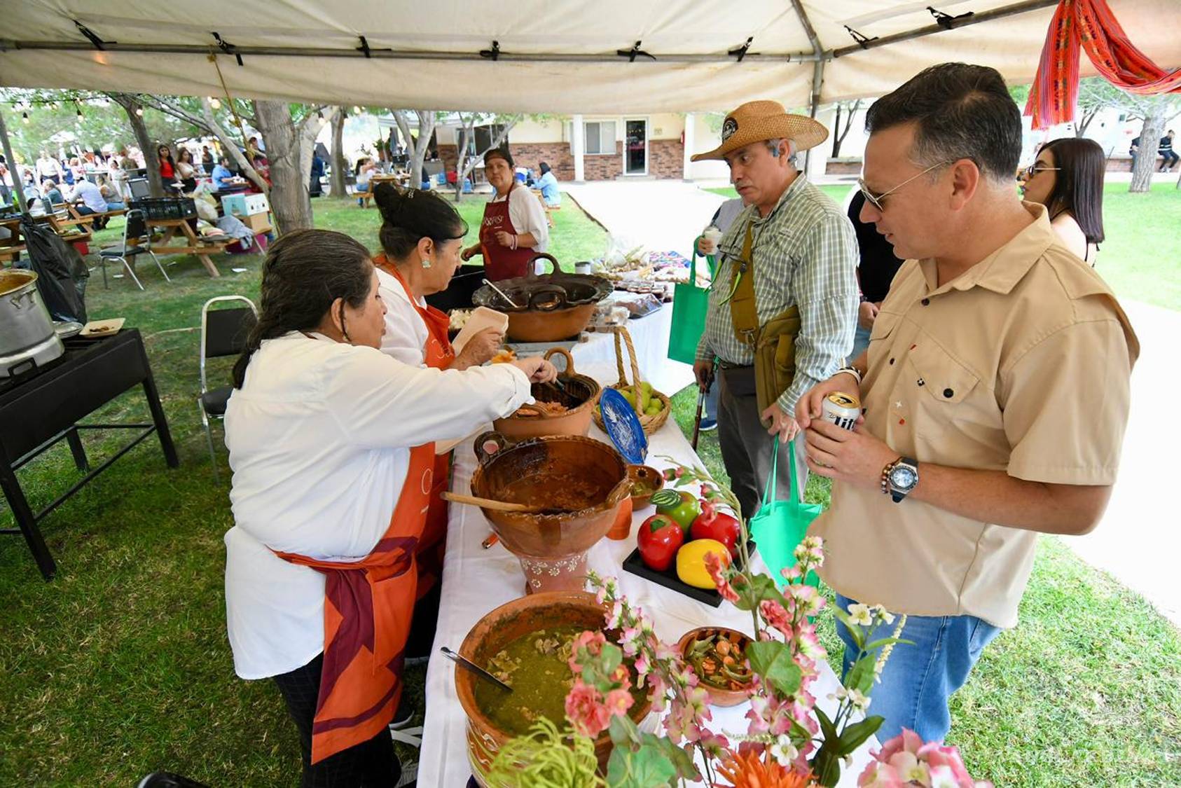 $!Decenas de asistentes recorrieron los stands de degustación para probar distintas versiones de cabrito y platillos tradicionales del norte del país.