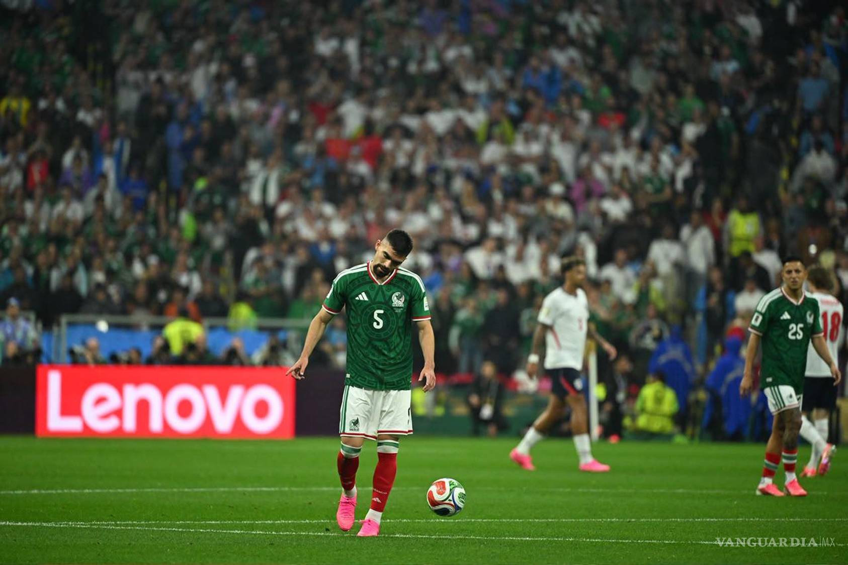 $!Un choque entre jugadores obliga a detener momentáneamente las acciones.