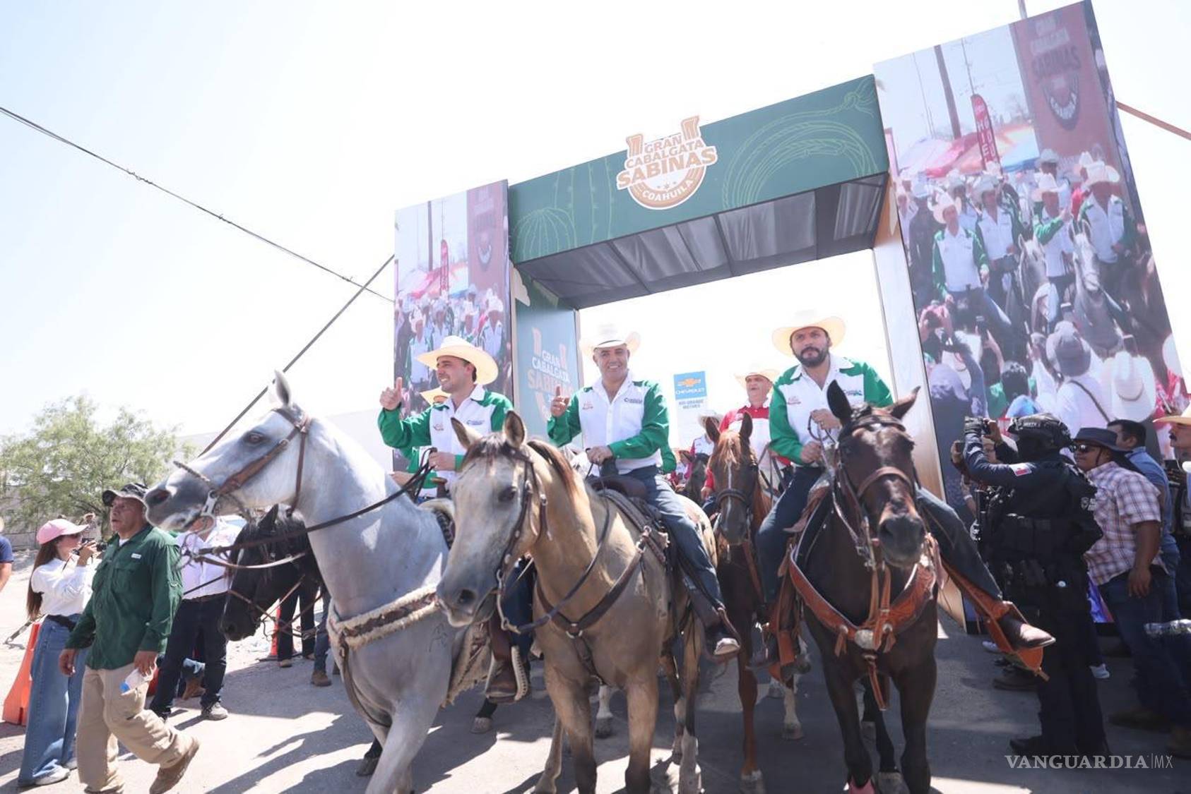 $!Familias y espectadores se congregaron en las calles de Sabinas para presenciar el paso de los jinetes.