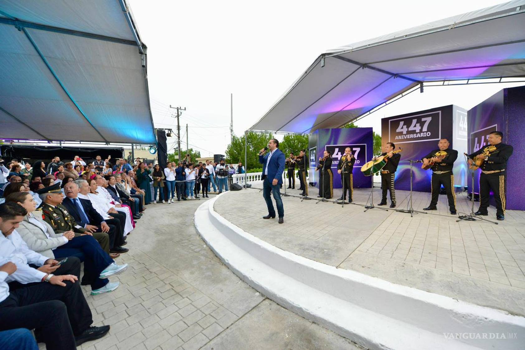 $!El público se reunió en la Plaza México para celebrar el 447 aniversario de la fundación de Saltillo.