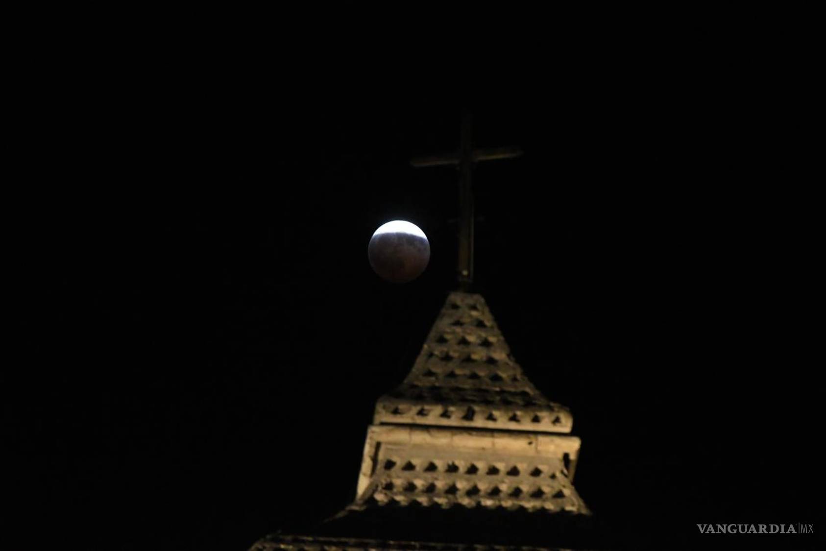 $!La Luna de Sangre sorprendió a los saltillenses durante la noche de ayer jueves.