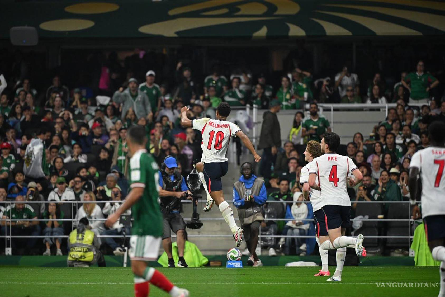 $!Inglaterra celebra su primer gol en los octavos de final.