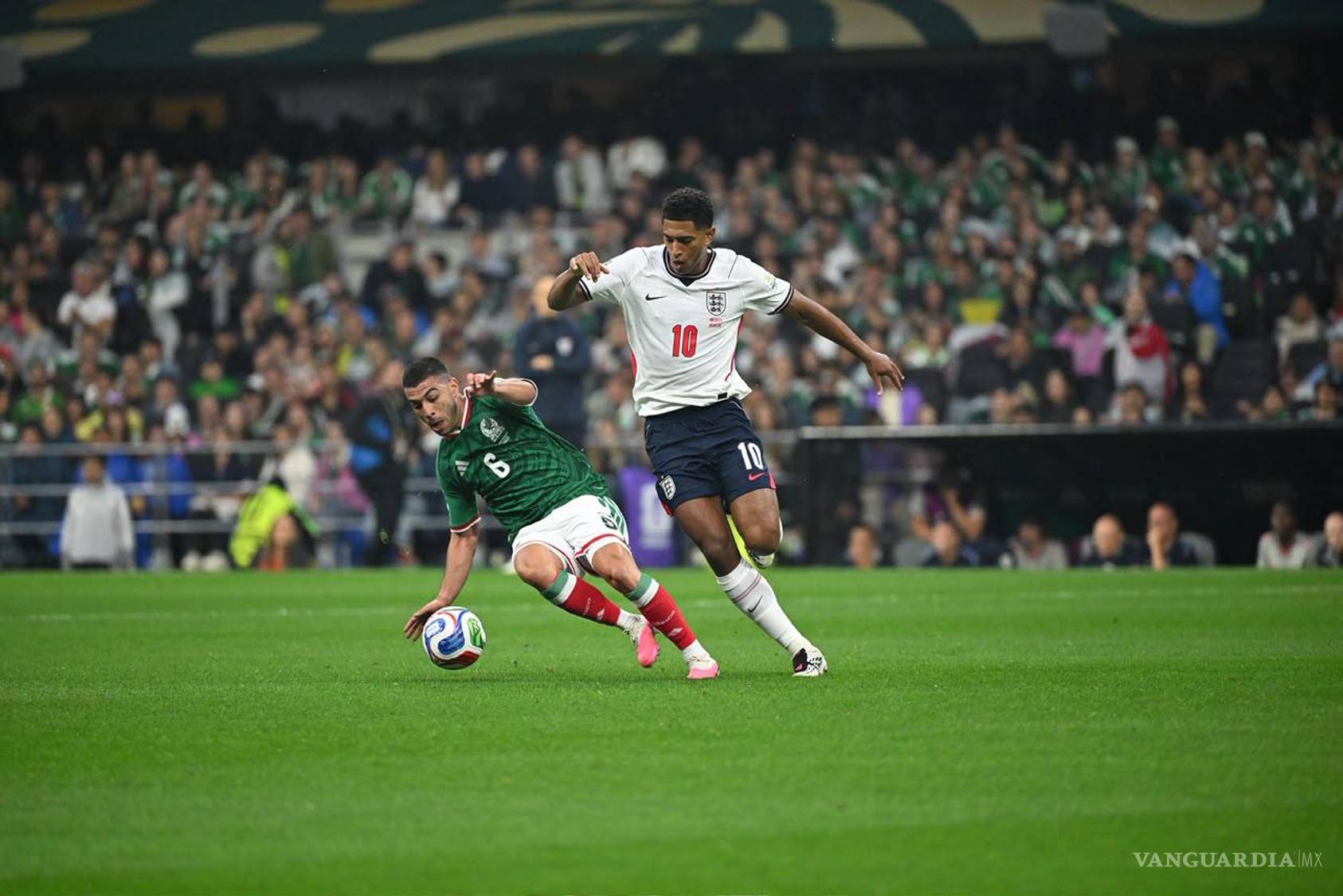 $!Los jugadores mexicanos luchan por recuperar el control del balón en la media cancha.