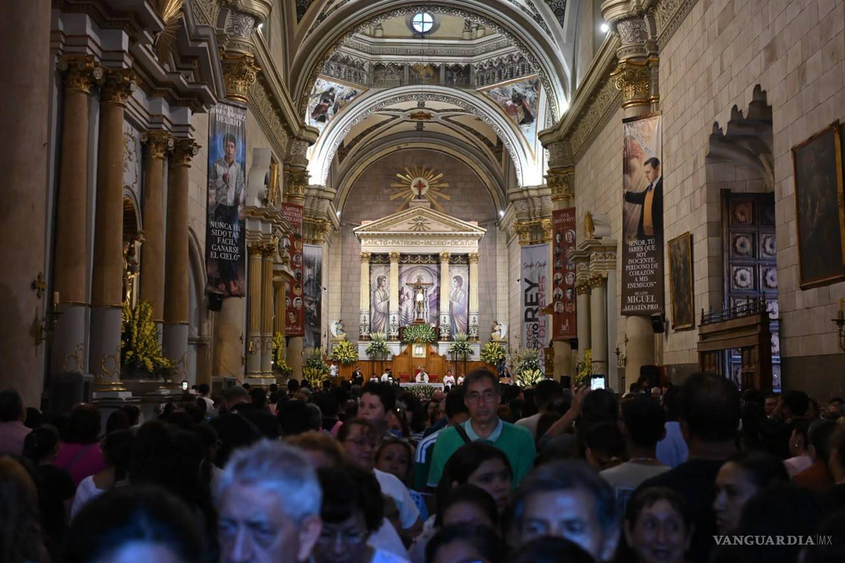 $!Desde la madrugada, devotos asistieron a las Mañanitas y a las misas programadas por la Diócesis de Saltillo con motivo de la festividad.