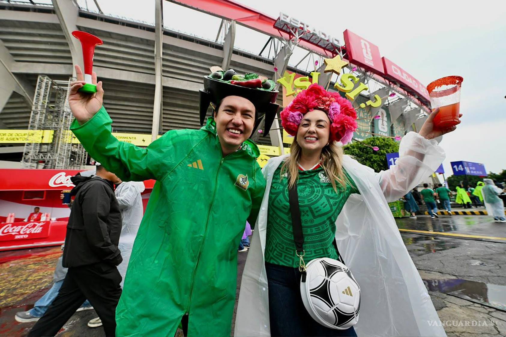 $!Aficionados ingresaron al Estadio CDMX entre banderas y camisetas verdes, en la previa del México vs Inglaterra de Octavos de Final.