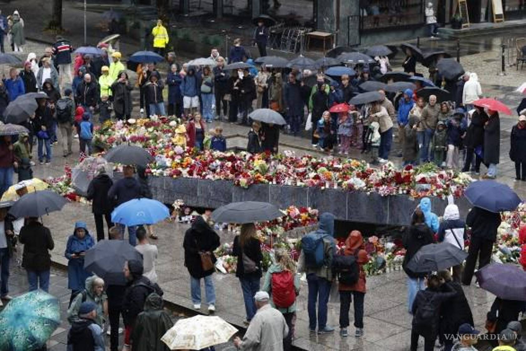 $!Las muestras de duelo se extendieron por todo el país, con flores, velas y mensajes depositados en distintos puntos como homenaje al soberano.