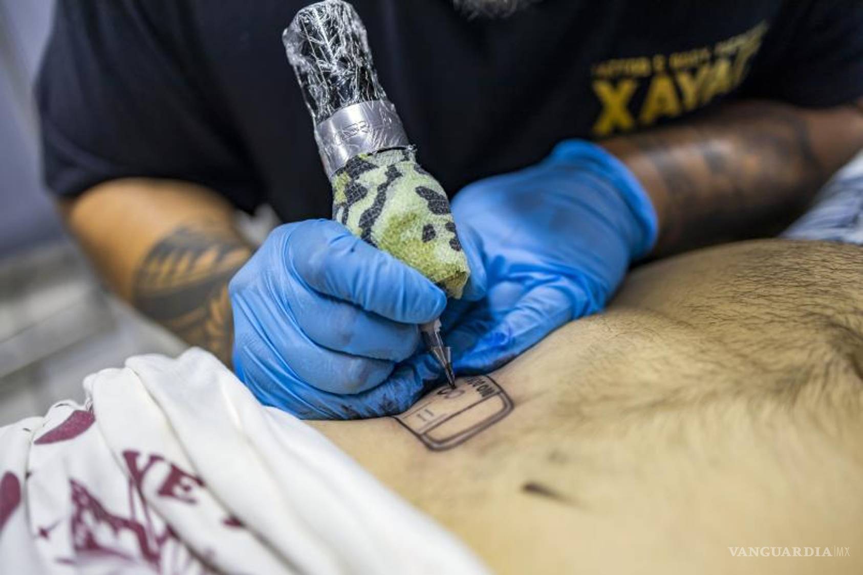 $!El primer tatuaje que rifó fue parte de una dinámica en redes sociales como una forma, de acuerdo a lo que declaró, de devolverle a la sociedad saltillense todo el apoyo que le ha dado