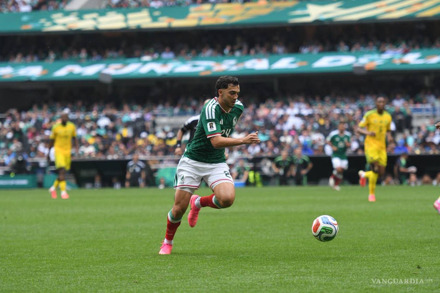 $!Cada balón dividido se pelea con determinación en el primer gran escenario del Mundial 2026.