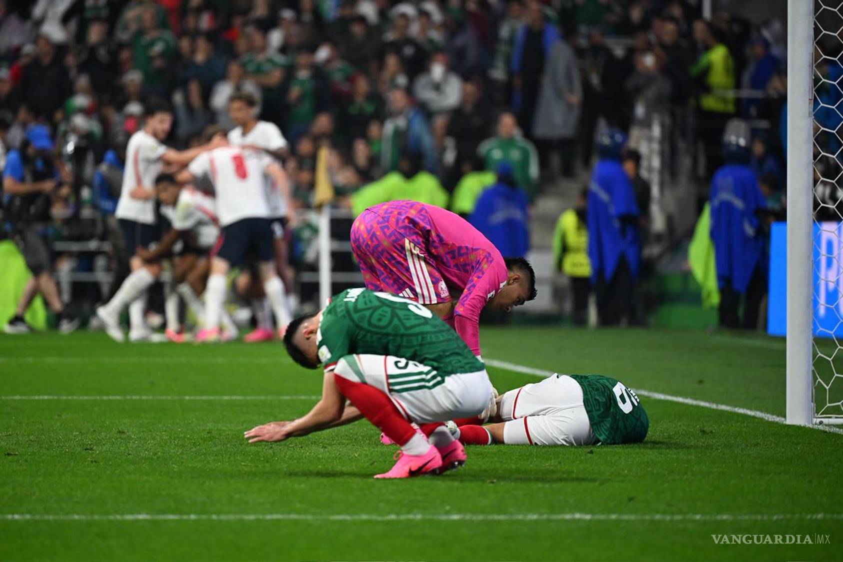 $!La selección mexicana busca abrir espacios frente a la ordenada defensa de Inglaterra.