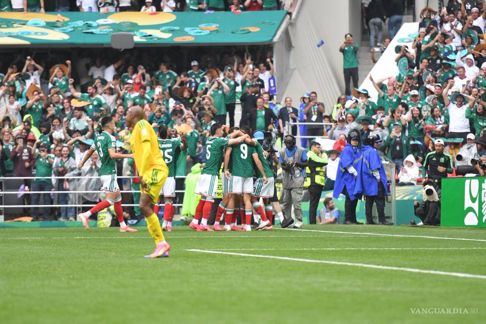 $!Los jugadores celebran una anotación que hizo estallar de emoción al estadio en la jornada inaugural.