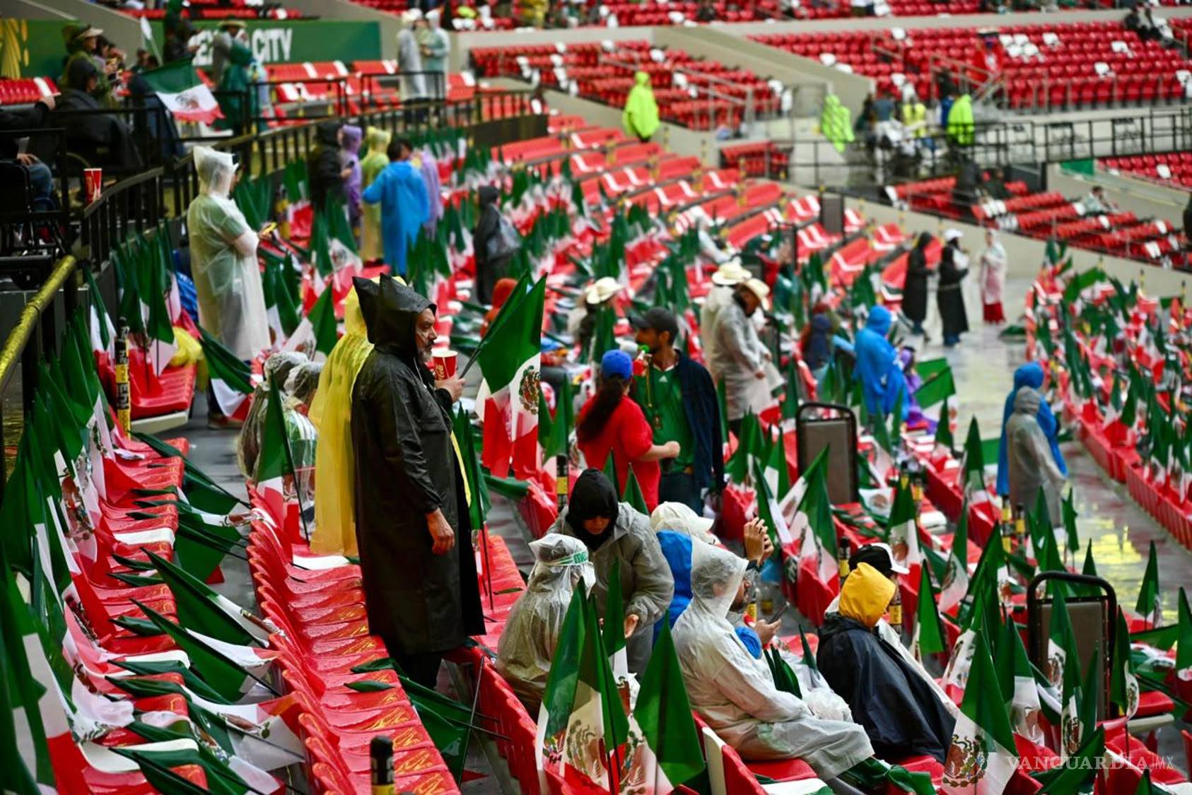 $!Aficionados mexicanos muestran con orgullo la bandera nacional durante el encuentro.