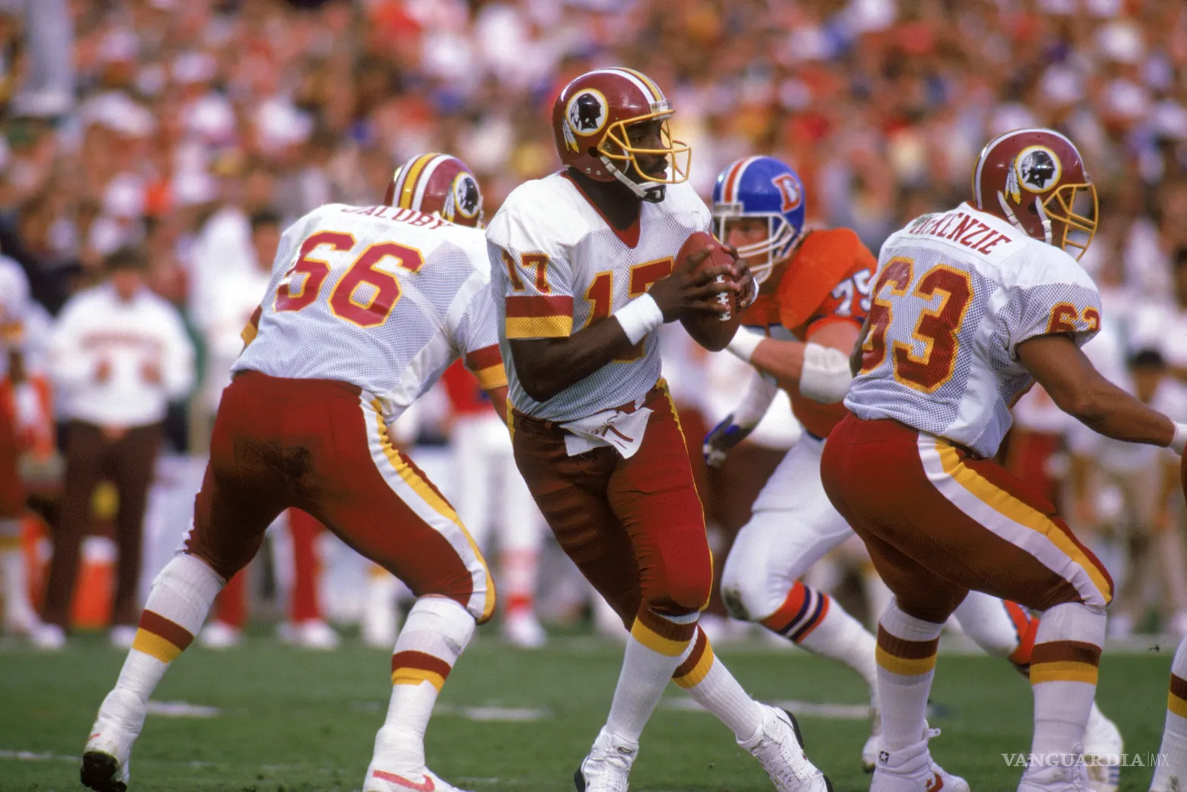 $!El mariscal de campo Doug Williams y los Washington Redskins vencieron en el Super Bowl XXII a Broncos siendo el suplente de Jay Schroeder.