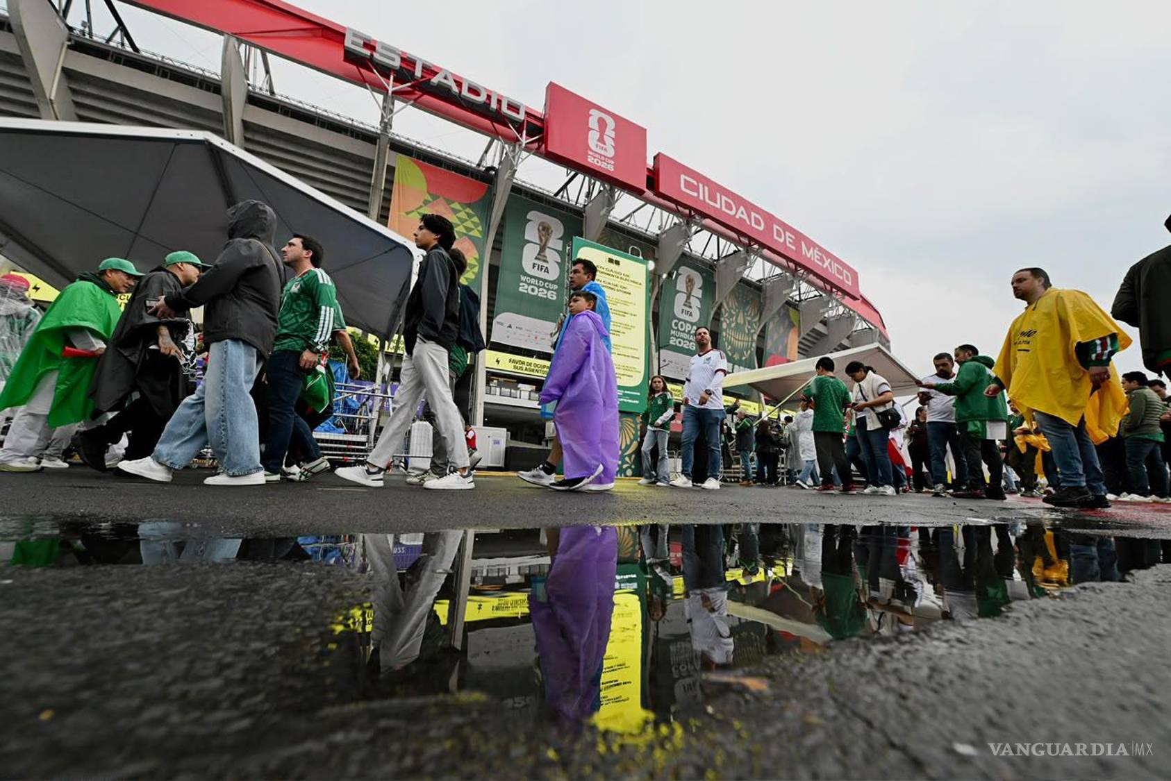 $!Aficionados mexicanos muestran con orgullo la bandera nacional durante el encuentro.