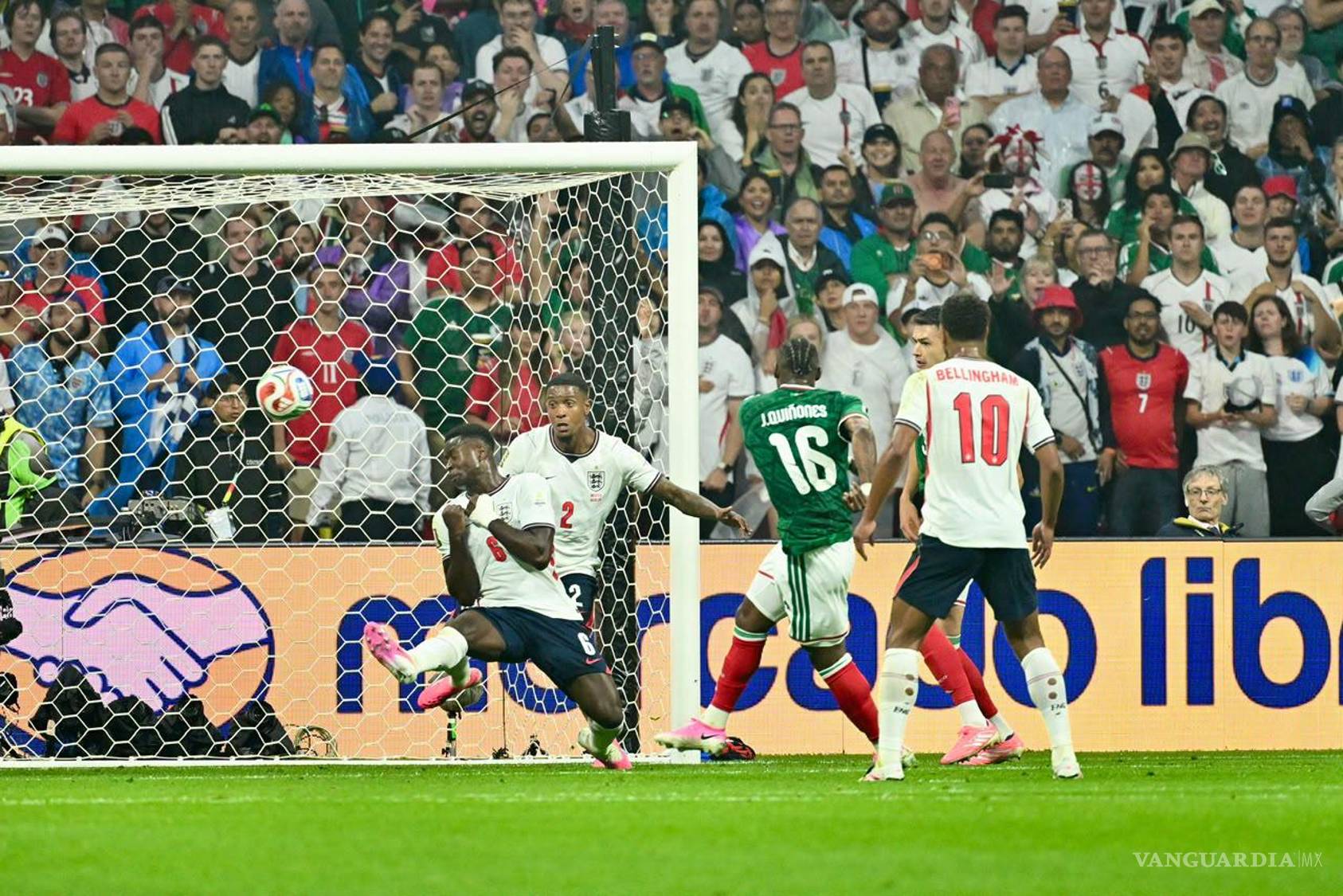 $!Un jugador mexicano disputa el balón ante la férrea marca de un futbolista inglés.