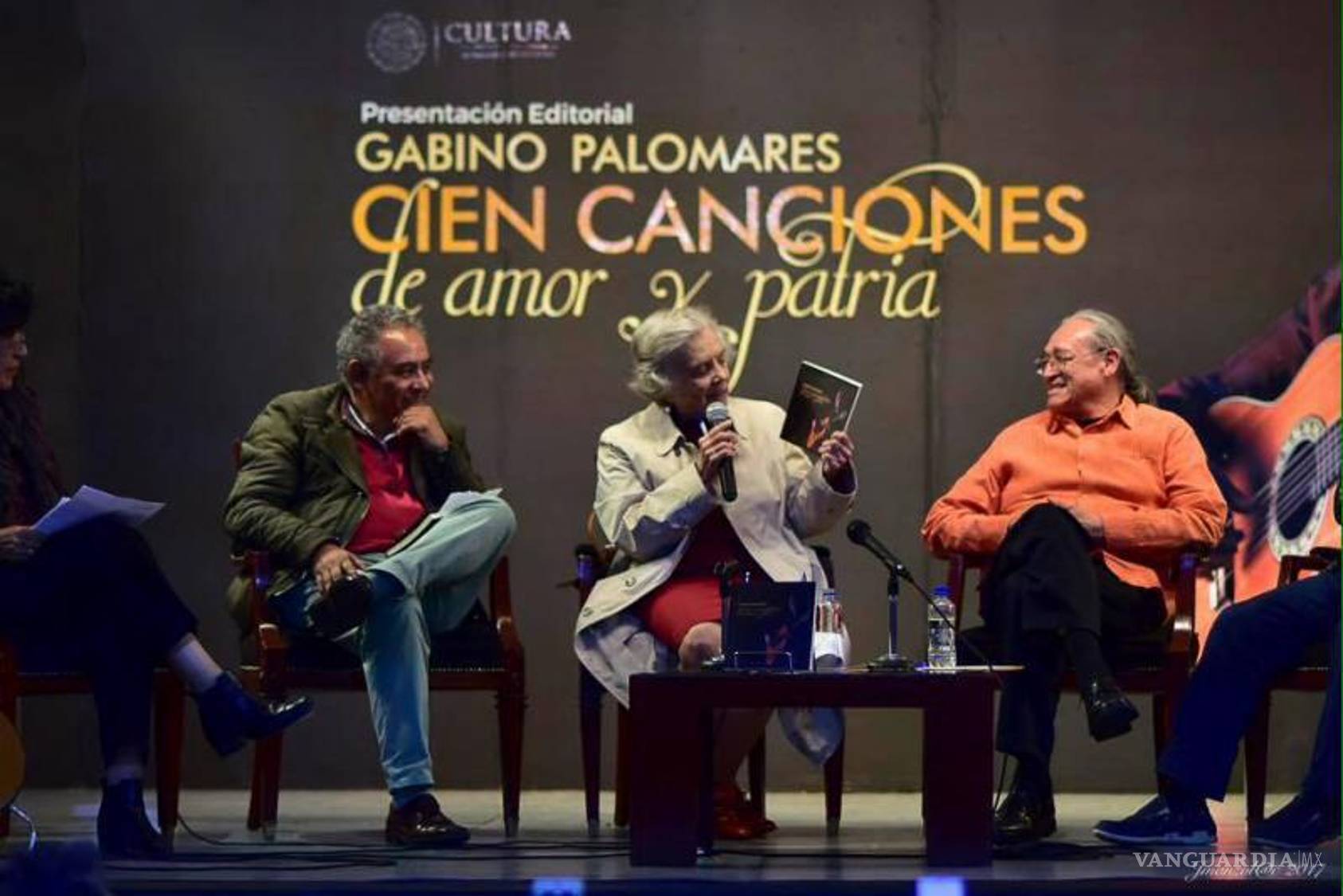 $!Elena Poniatowska presentando el libro “Cien canciones de amor y patria”.
