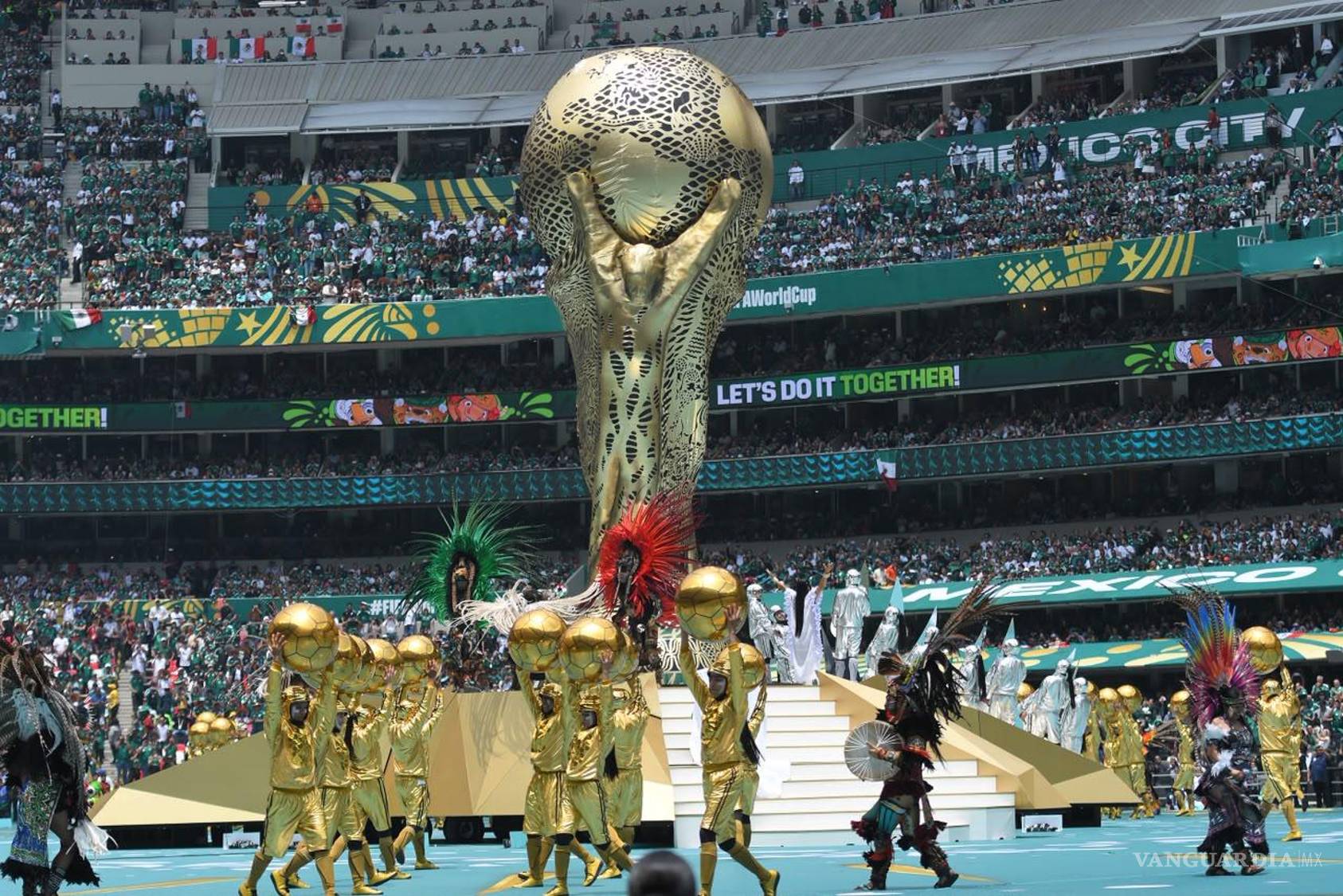 $!El estadio vibra durante los primeros actos de la inauguración.