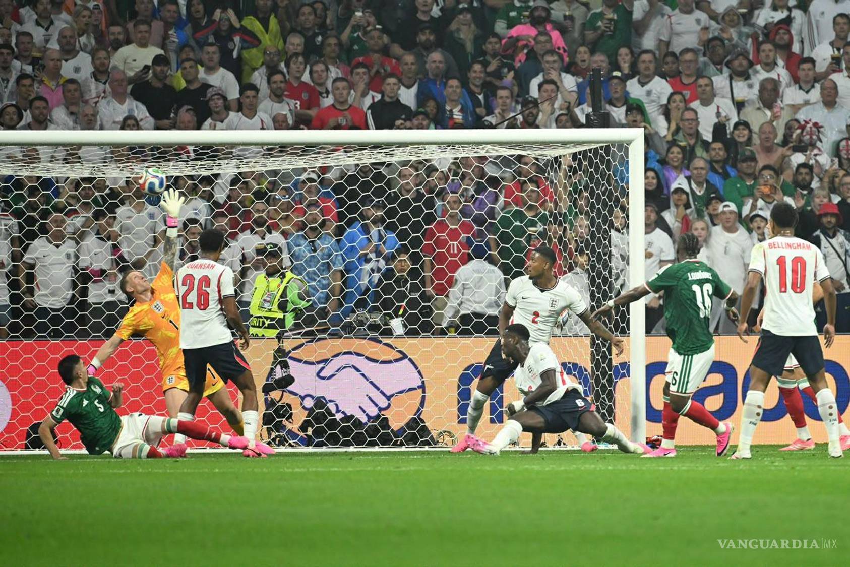$!México e Inglaterra protagonizan un intenso duelo por un lugar en los cuartos de final del Mundial de la FIFA 2026.