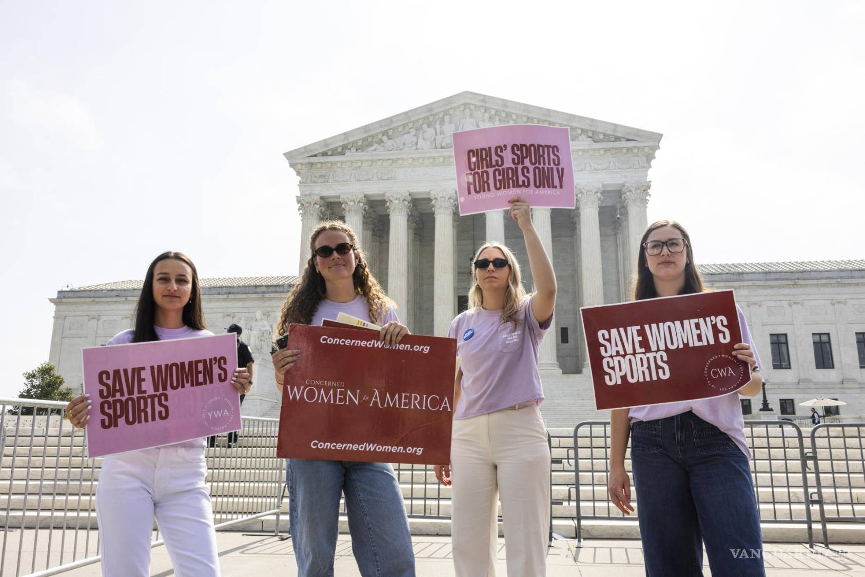 $!Manifestantes en contra de la participación de atletas transgénero en deportes femeninos frente a la Corte Suprema en Washington.