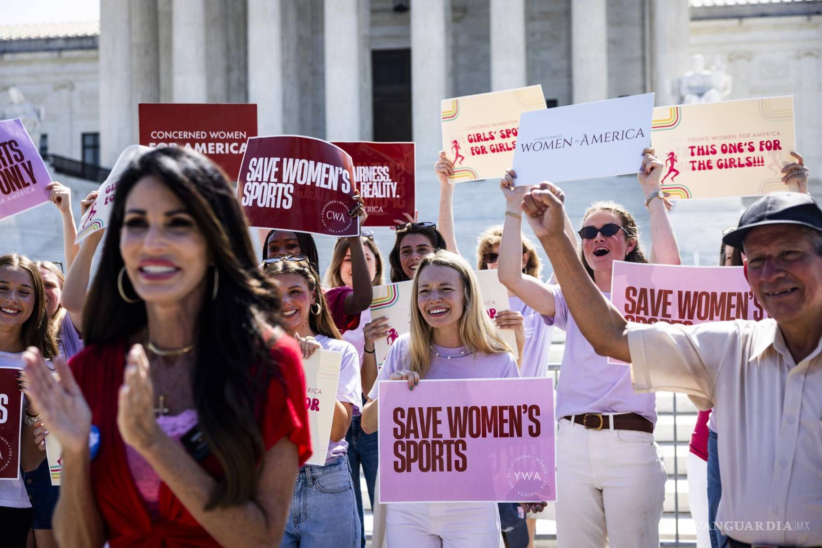 $!Las manifestantes contra la participación de atletas transgénero en deportes femeninos celebran después de que los jueces publicaran sus decisiones.
