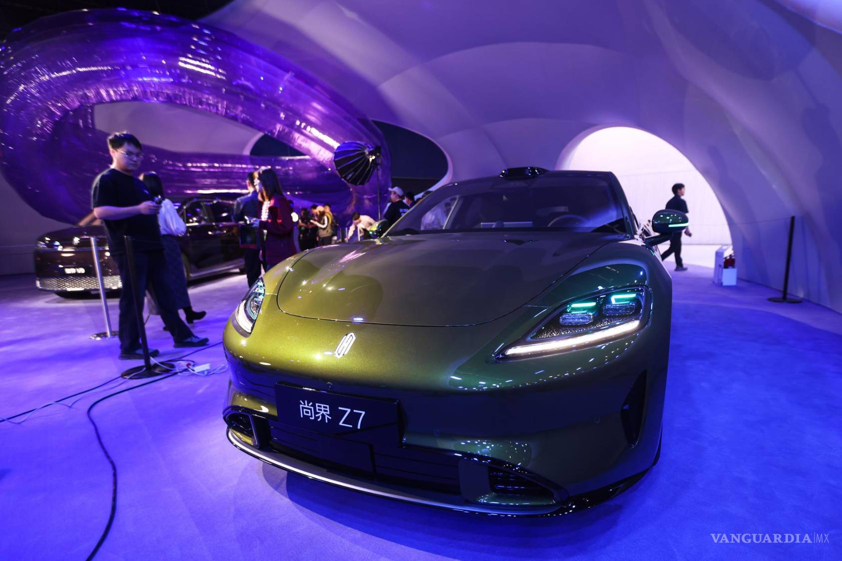 $!Los visitantes examinan un coche eléctrico Shangjie Z7 en el stand de HIMA de la Exposición Internacional del Automóvil de Pekín 2026 en Pekín, China.